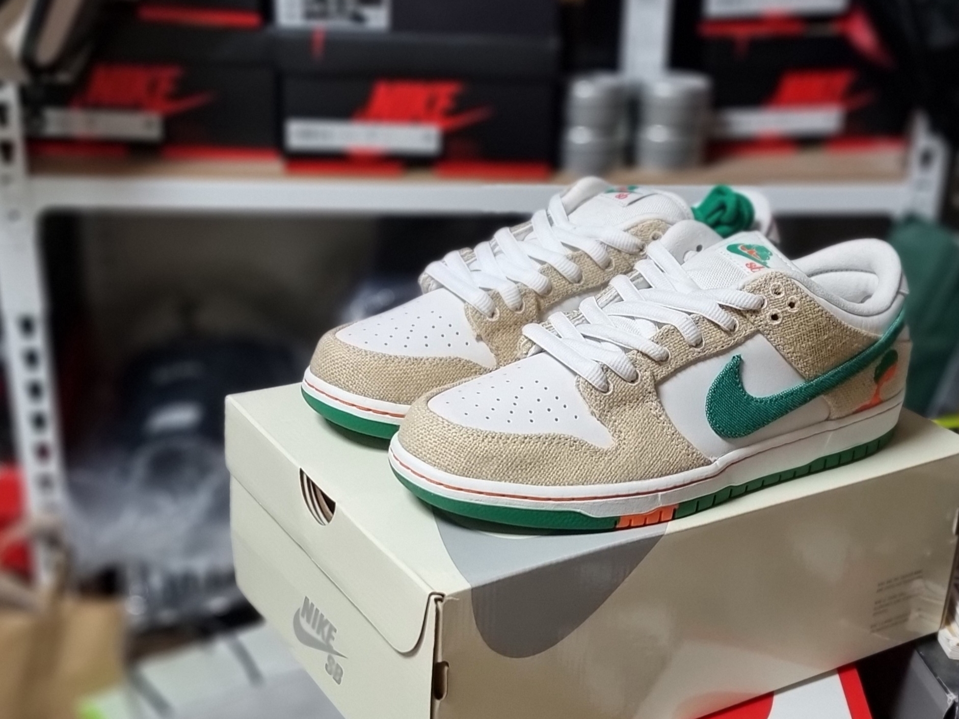 Nike x Jarritos SB Dunk Low Phantom and Malachite 착용 스타일
