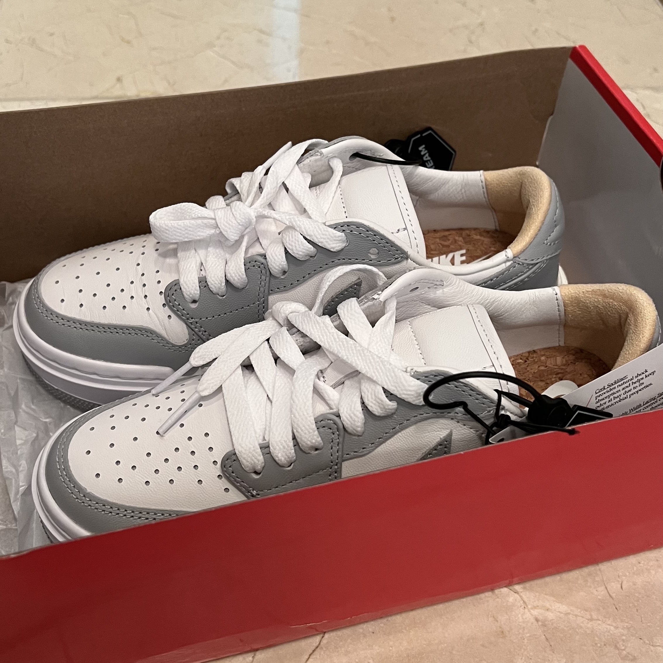 (W) Jordan 1 Elevate Low White and Wolf Grey 착용 스타일 - 1