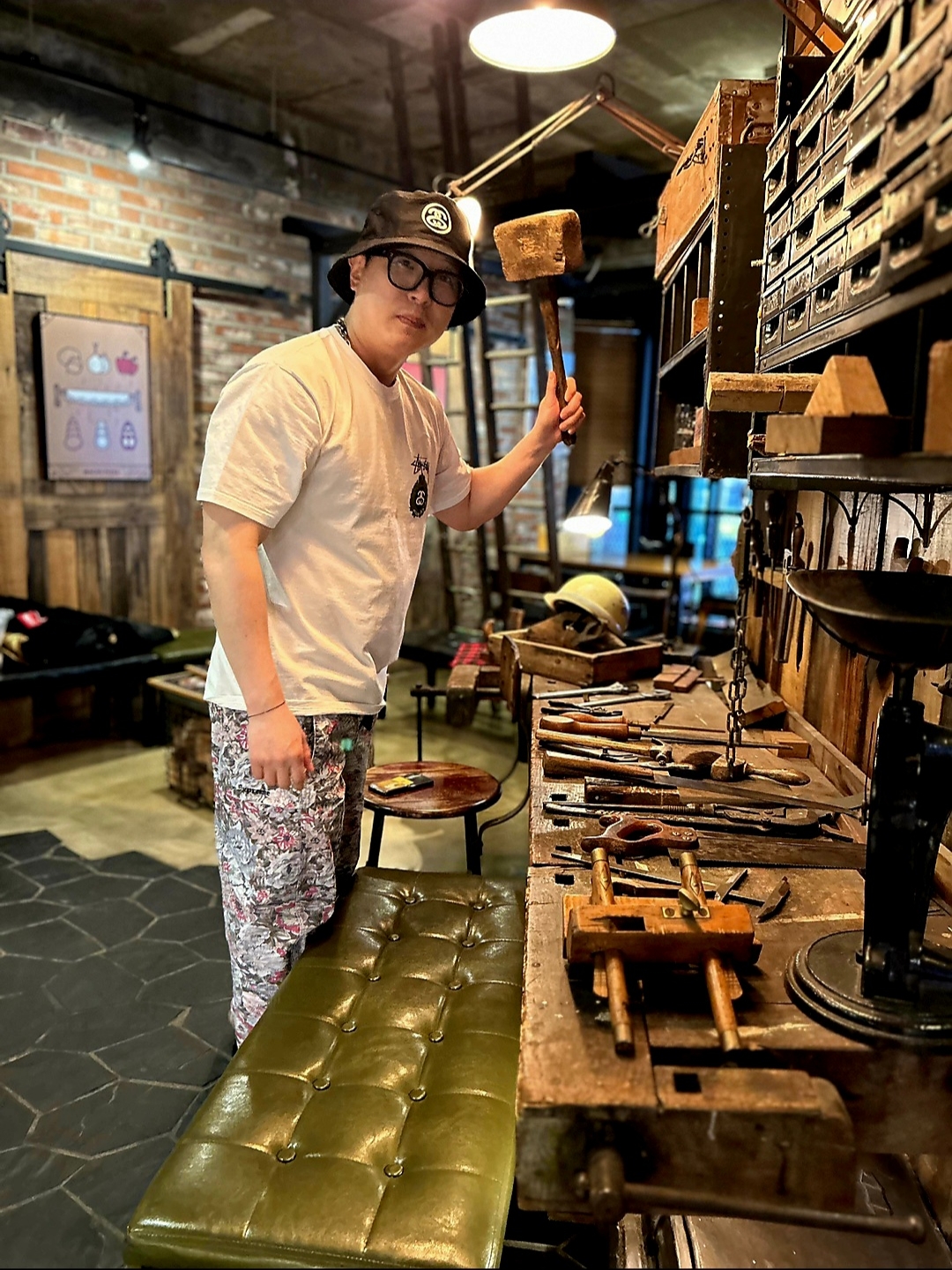 스투시 크라운 리쓰 피그먼트 다이드 티셔츠 내츄럴, 아디다스 이지 폼 러너 믹스 샌드 그레이 착용 스타일 - 4