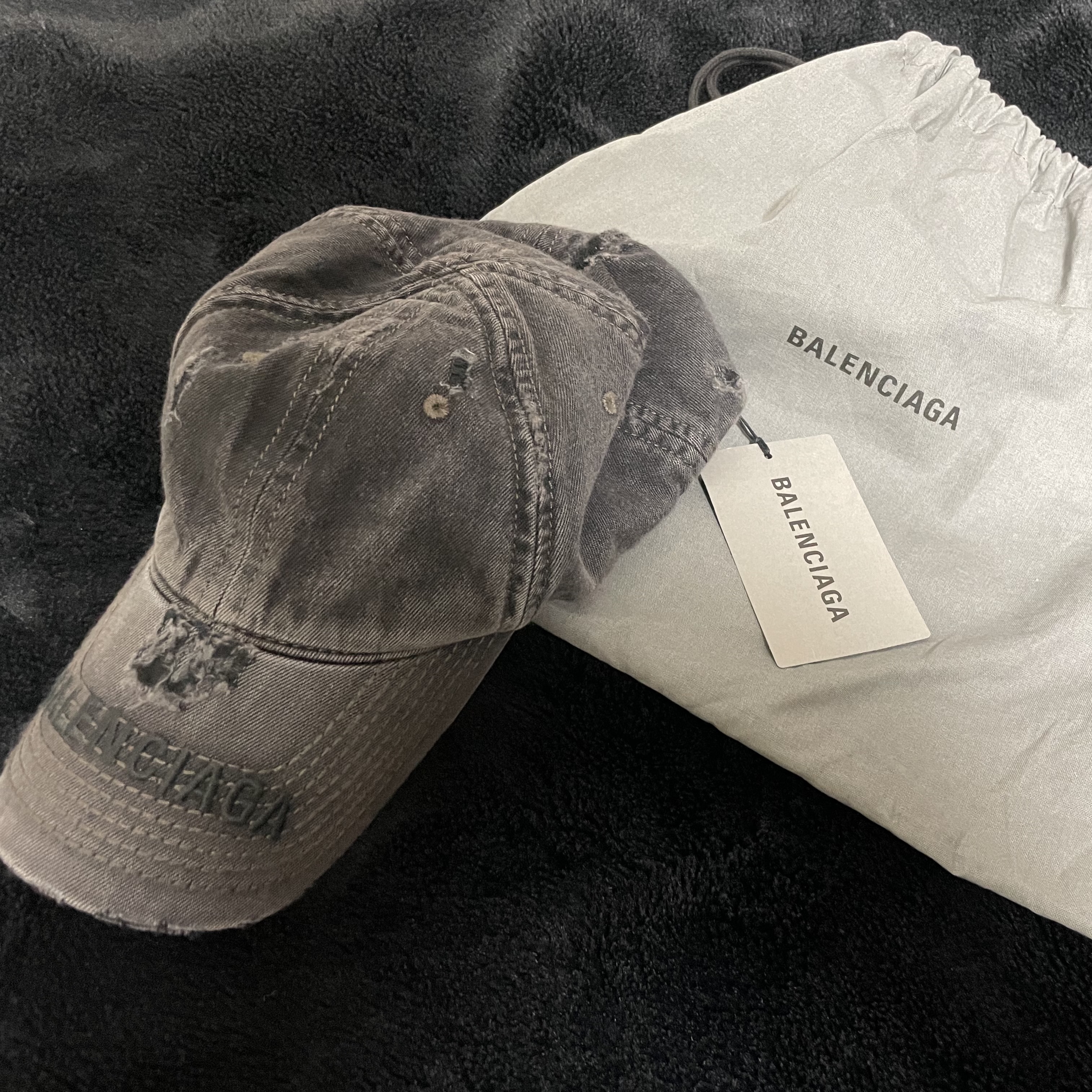 Balenciaga Dog Bite Cap Faded Black 착용 스타일