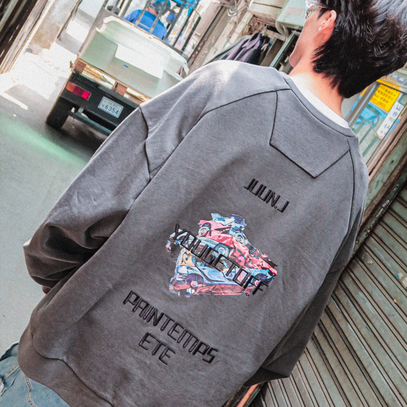 Juun.J Damage Cargo Multi Jogger Wide Denim Blue - 23SS, Juun.J Garment Dyed Graphic Sweatshirt Grey 착용 스타일