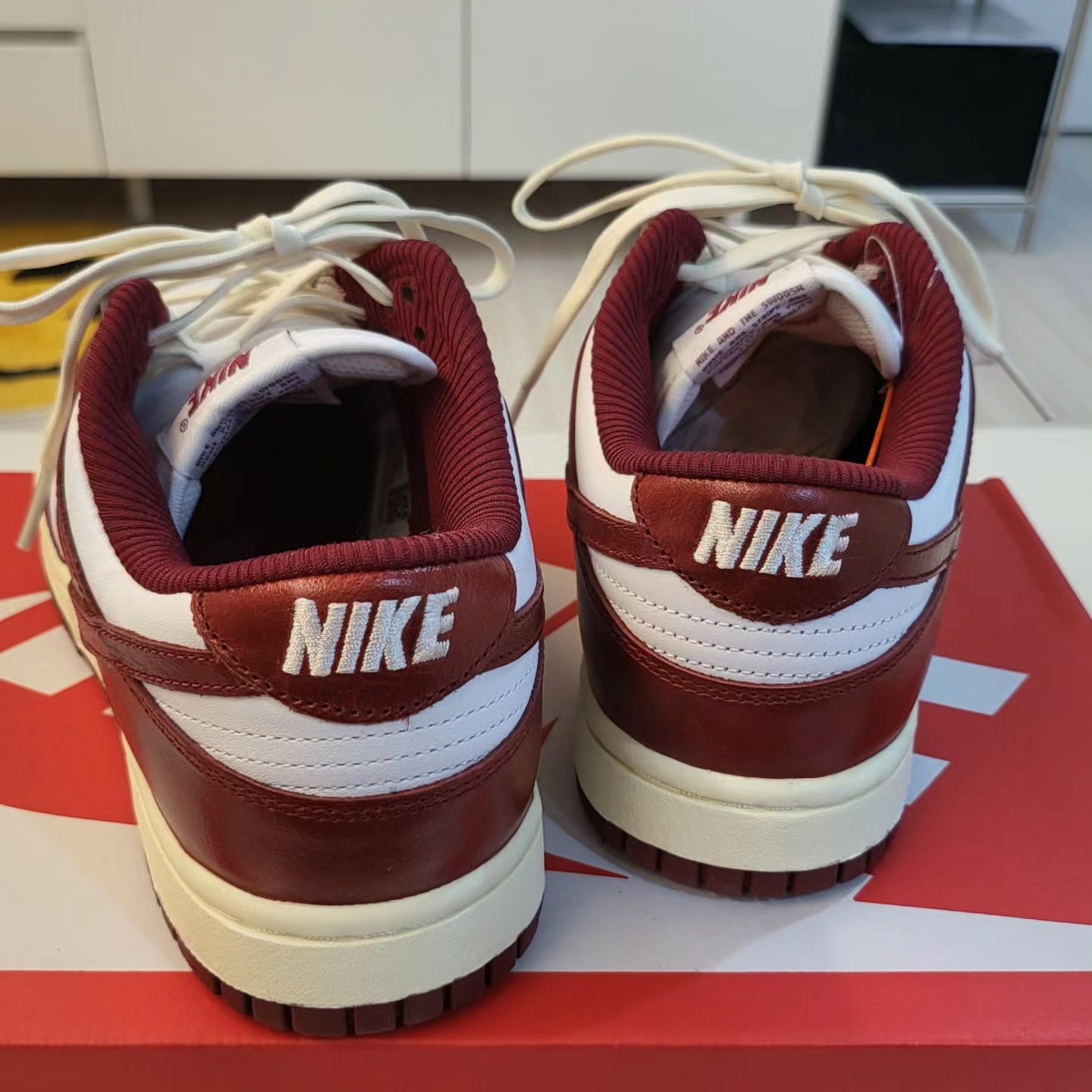 (W) Nike Dunk Low Retro PRM Team Red and White 착용 스타일 - 5
