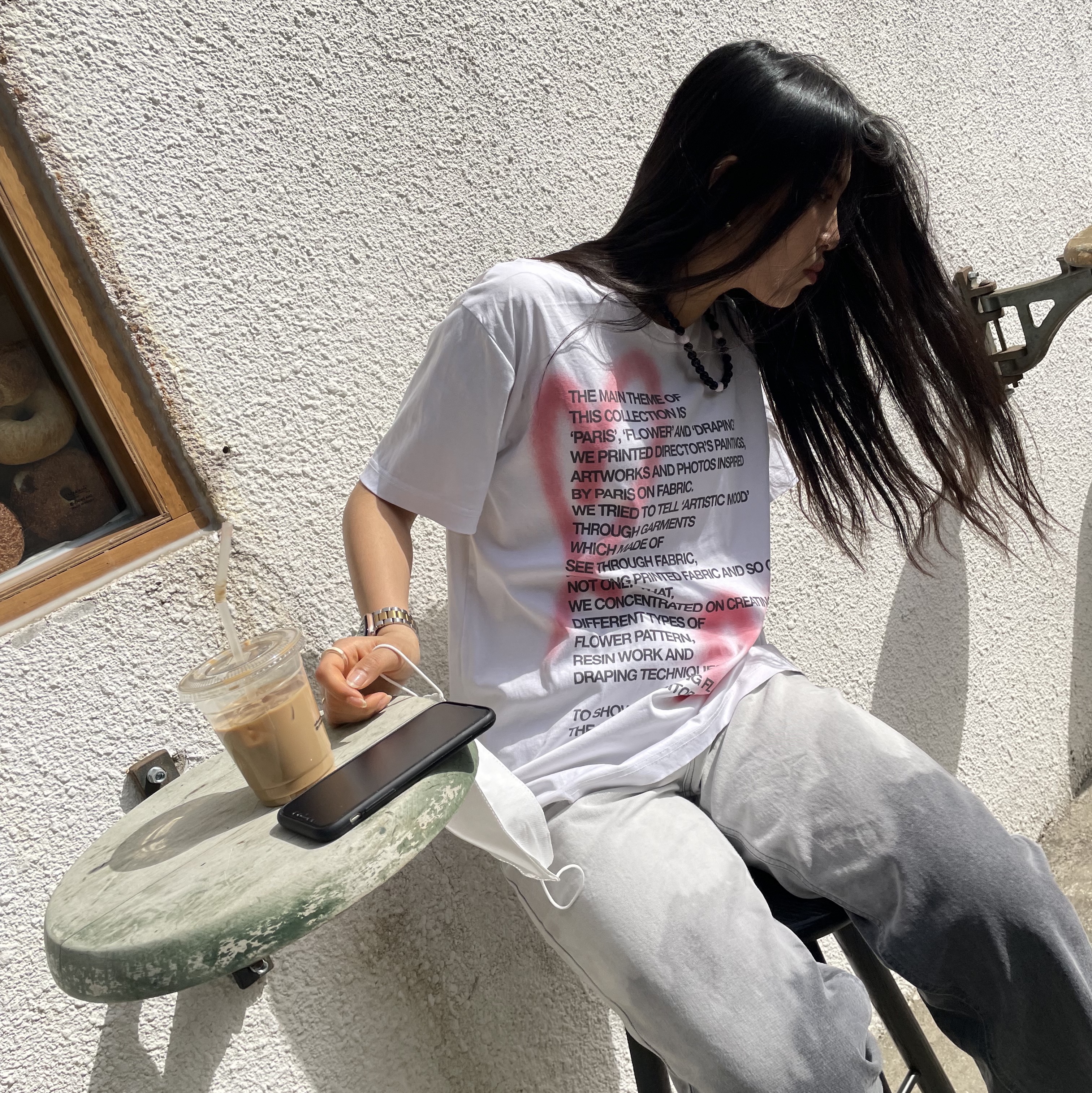 The Museum Visitor Heart Sprayed T-Shirt White 착용 스타일 - 1