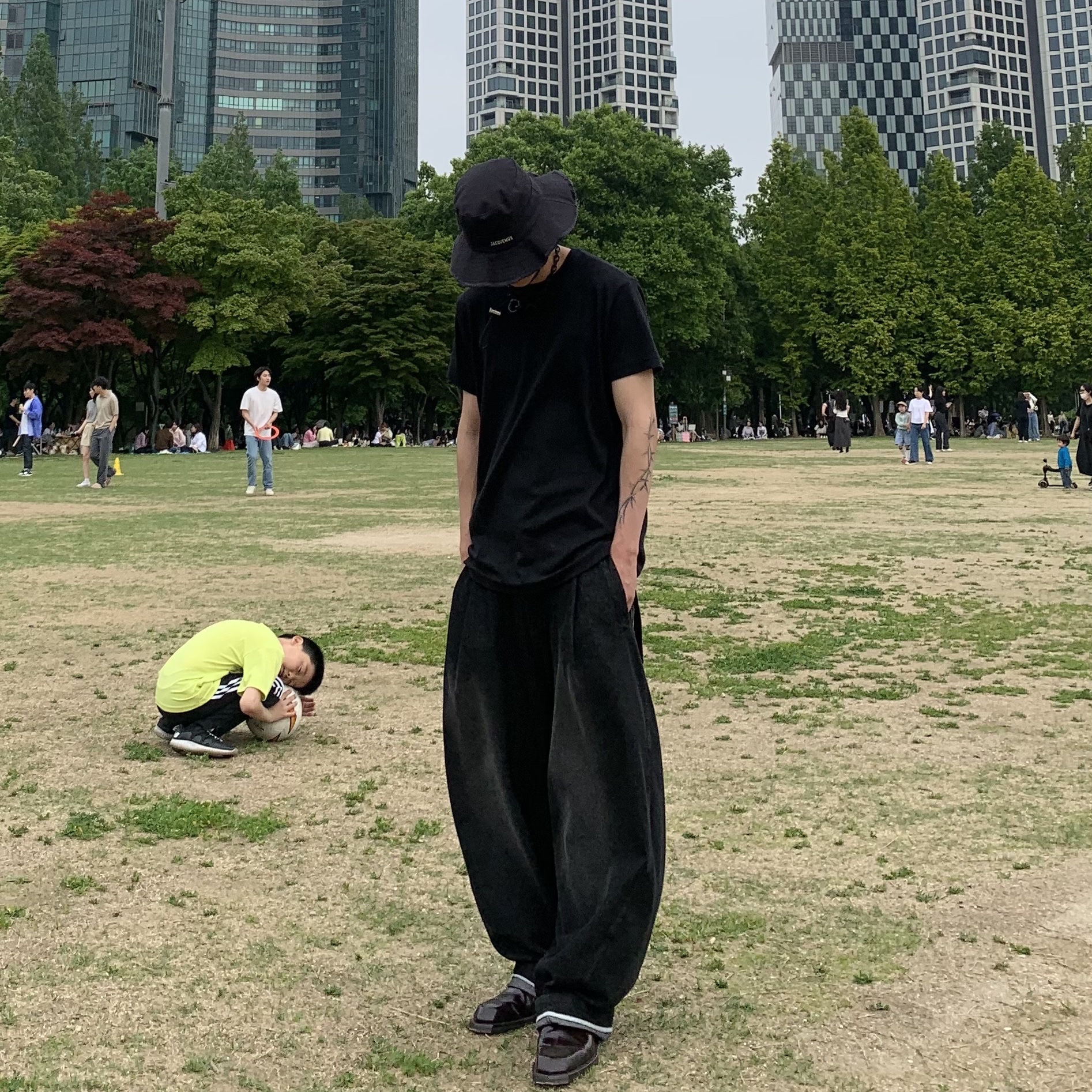 자크뮈스 르 밥 아티초크 버킷햇 블랙 착용 스타일