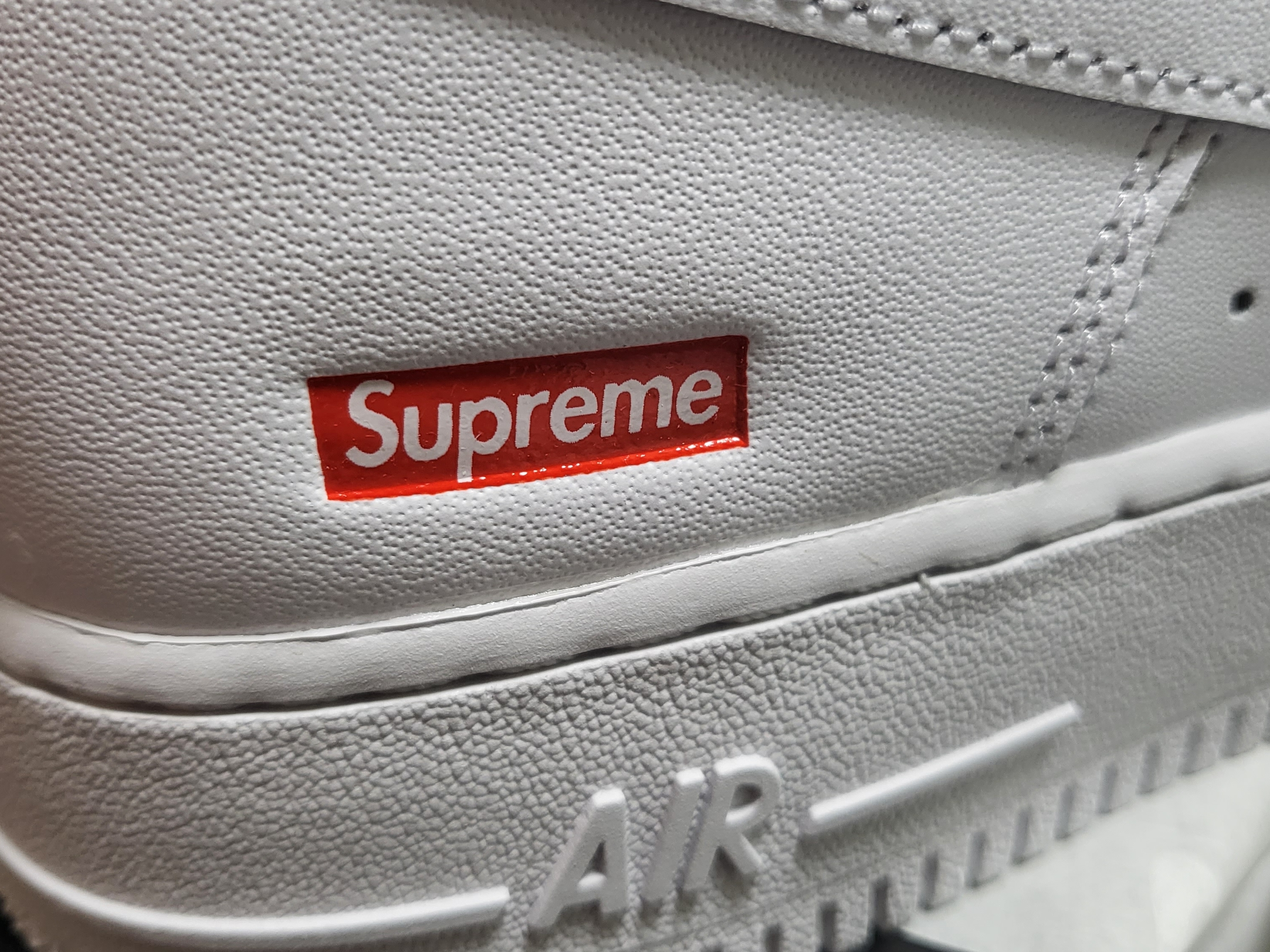 Nike x Supreme Air Force 1 Low White, Nike x Supreme Air Force 1 Low Black 착용 스타일 - 2