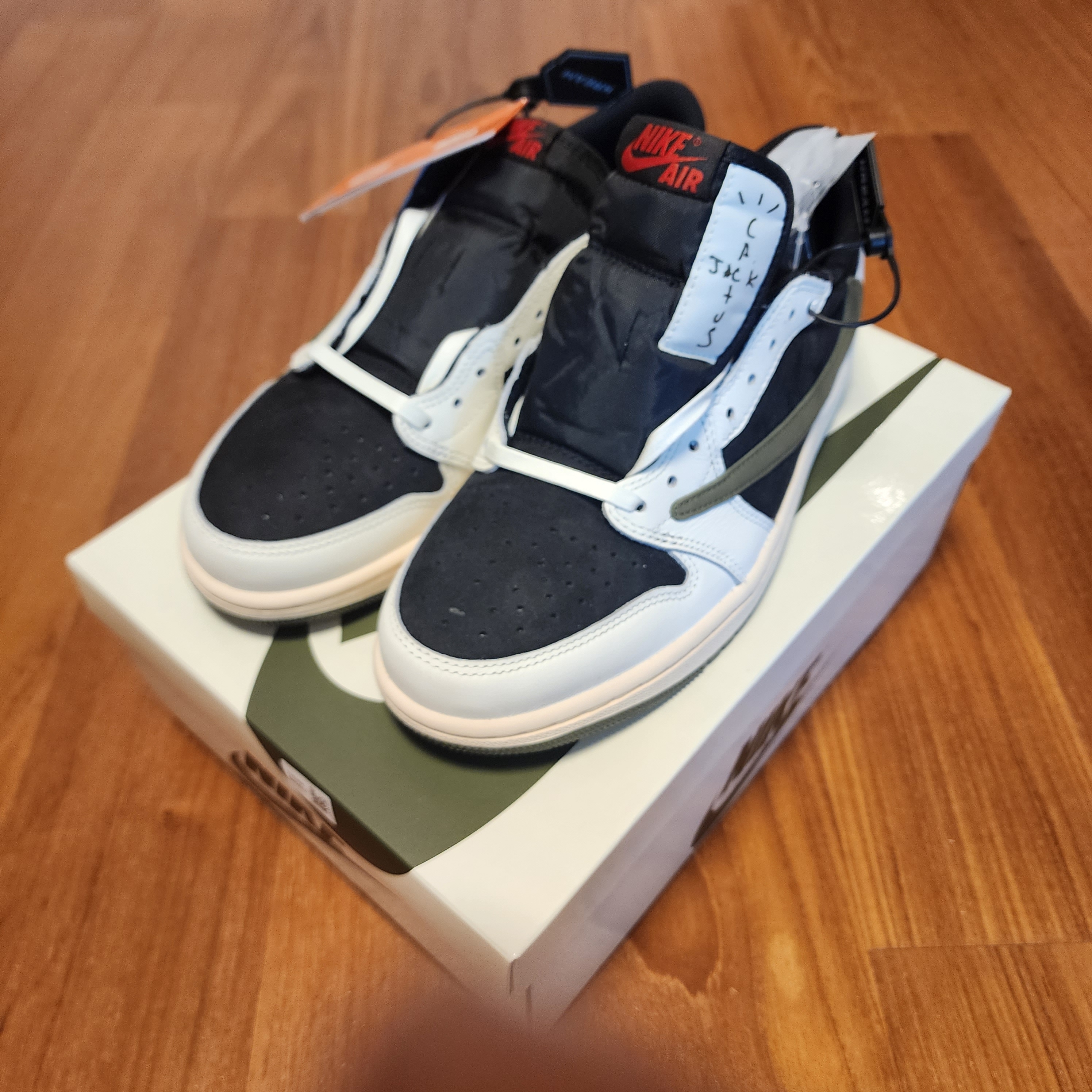 (W) Jordan 1 x Travis Scott Retro Low OG SP Medium Olive 착용 스타일 - 3
