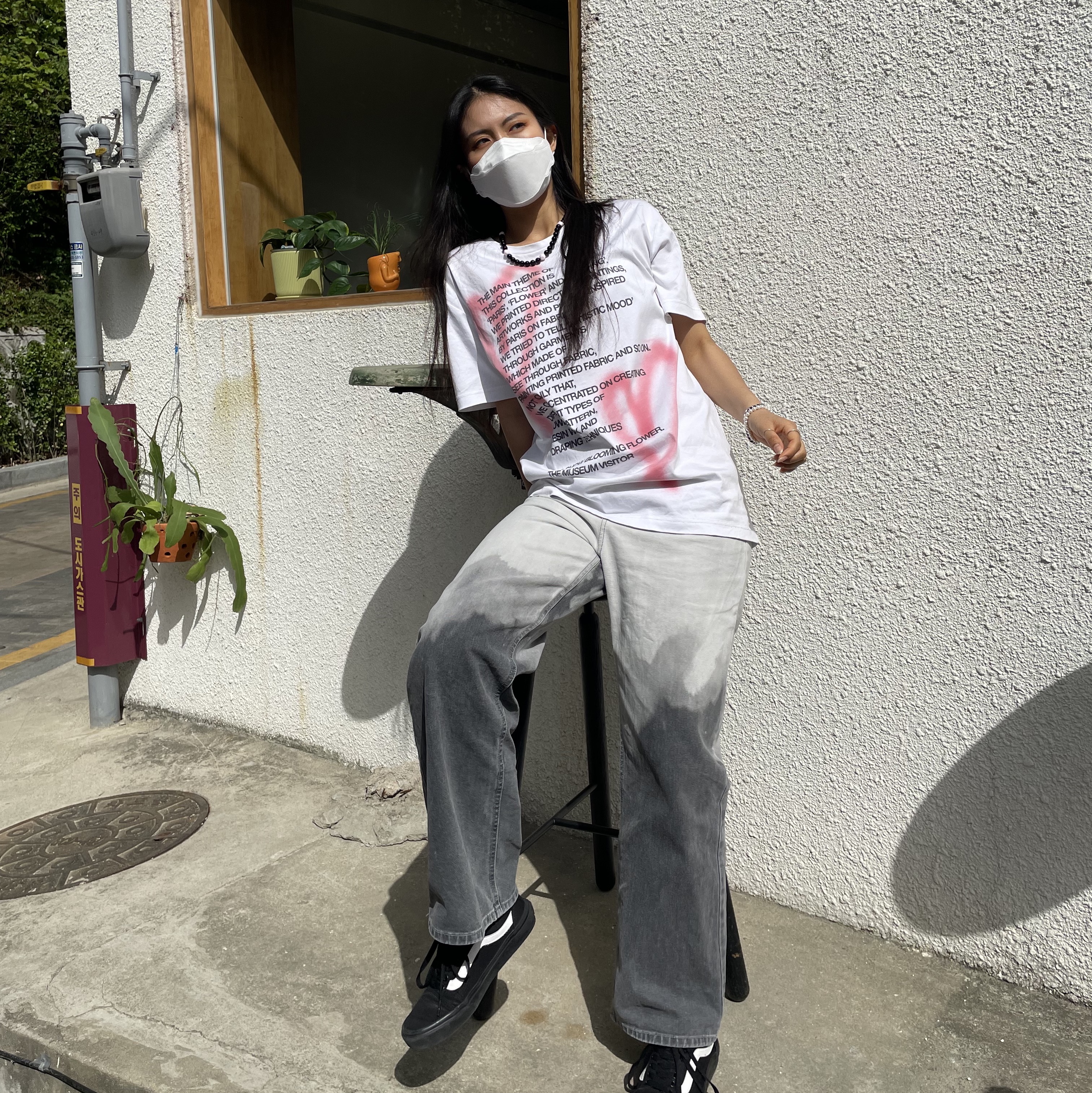 The Museum Visitor Heart Sprayed T-Shirt White 착용 스타일 - 2