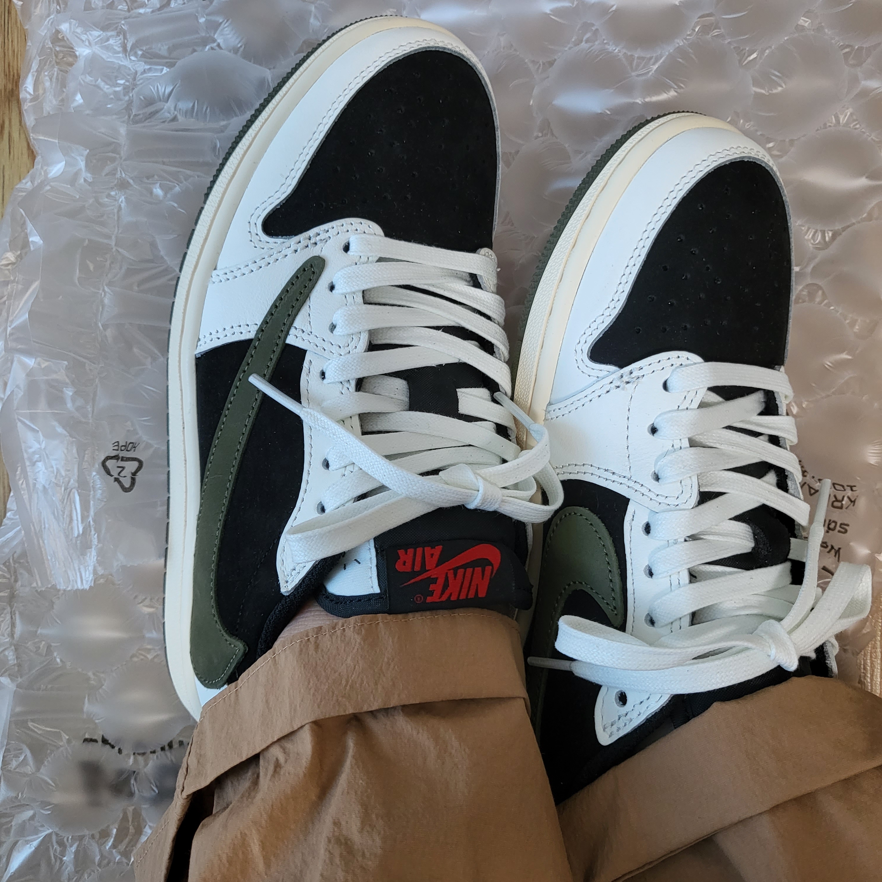 (W) Jordan 1 x Travis Scott Retro Low OG SP Medium Olive 착용 스타일 - 1