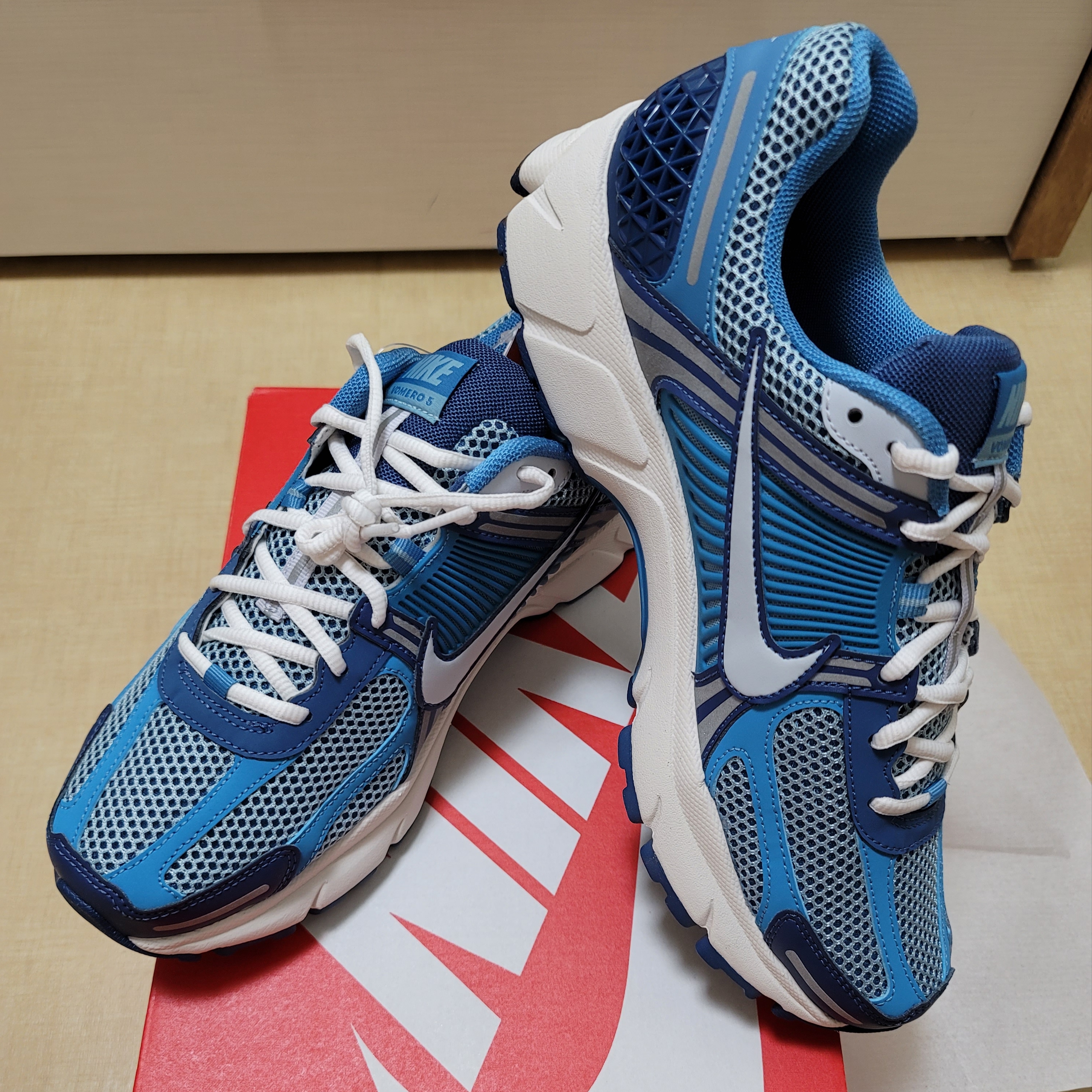 Nike Zoom Vomero 5 Mystic Navy and Worn Blue 착용 스타일 - 2