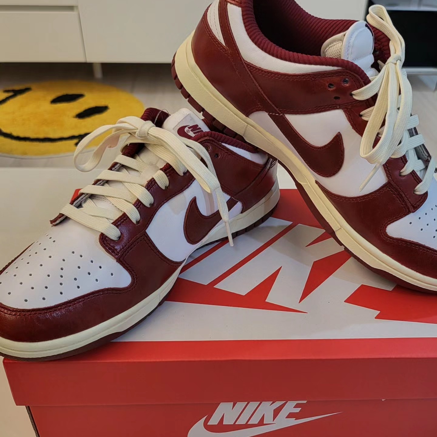 (W) Nike Dunk Low Retro PRM Team Red and White 착용 스타일 - 2