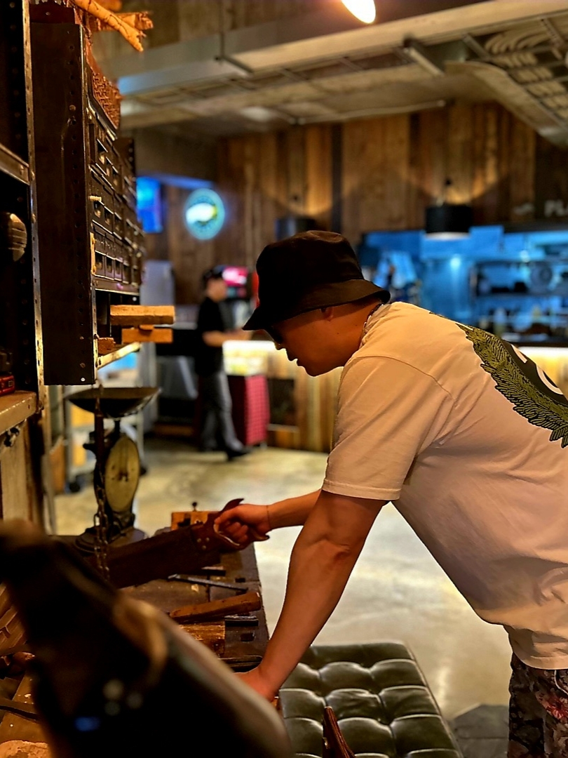 스투시 크라운 리쓰 피그먼트 다이드 티셔츠 내츄럴, 아디다스 이지 폼 러너 믹스 샌드 그레이 착용 스타일 - 3