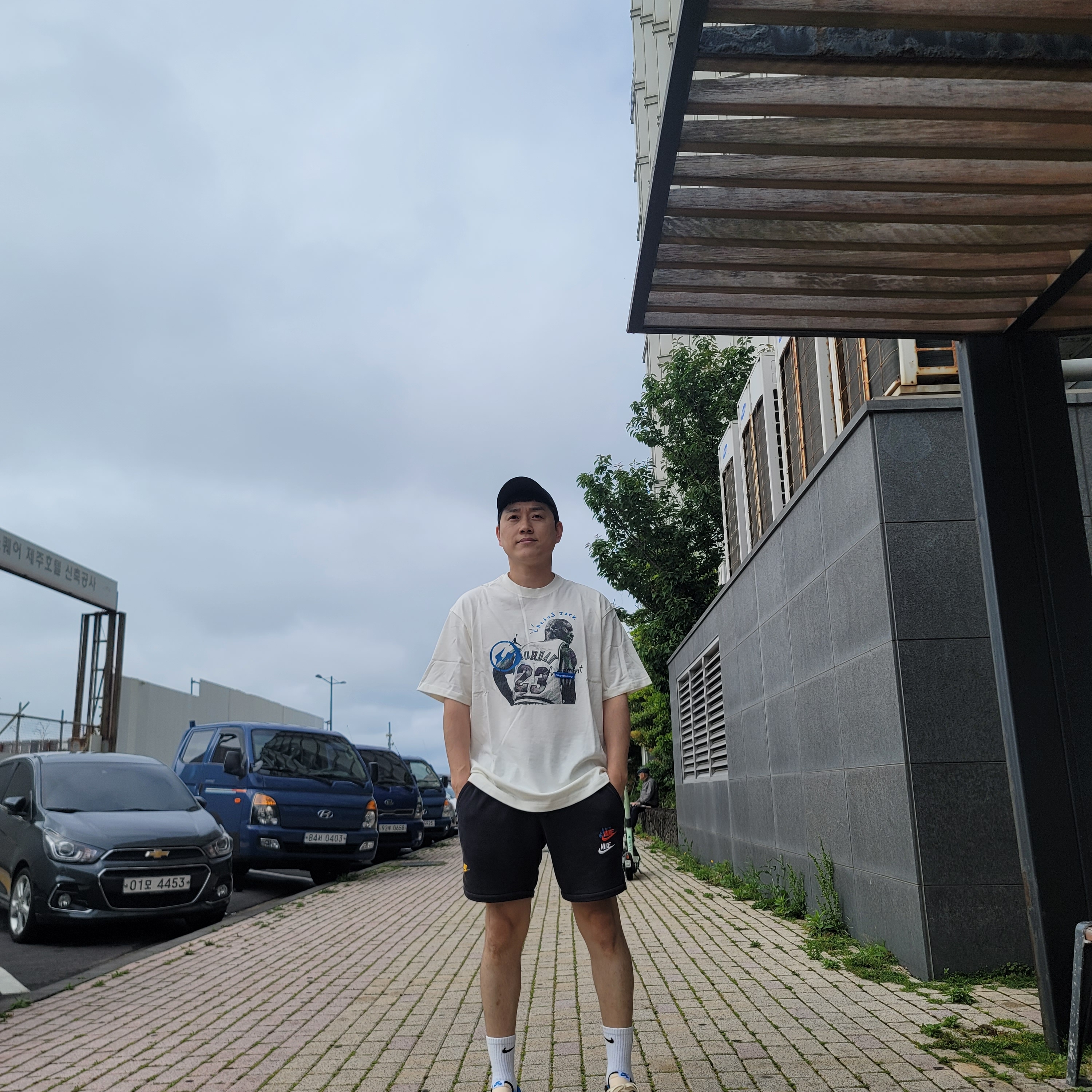 조던 x 트래비스 스캇 우븐 자켓 블랙 - 아시아, 조던 x 트래비스 스캇 x 프라그먼트 티셔츠 세일 (DJ0619-133) 착용 스타일 - 4