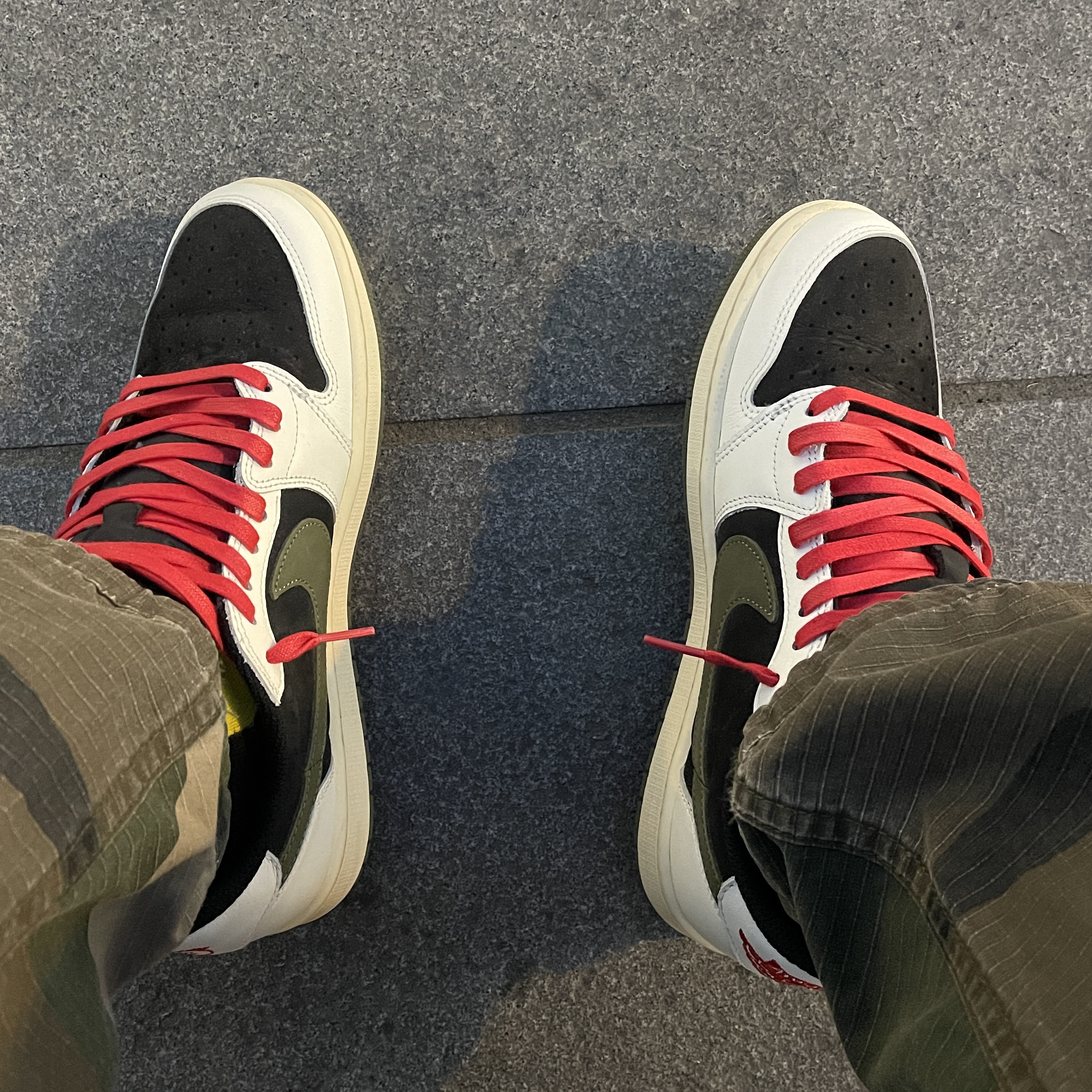 (W) Jordan 1 x Travis Scott Retro Low OG SP Medium Olive 착용 스타일 - 3