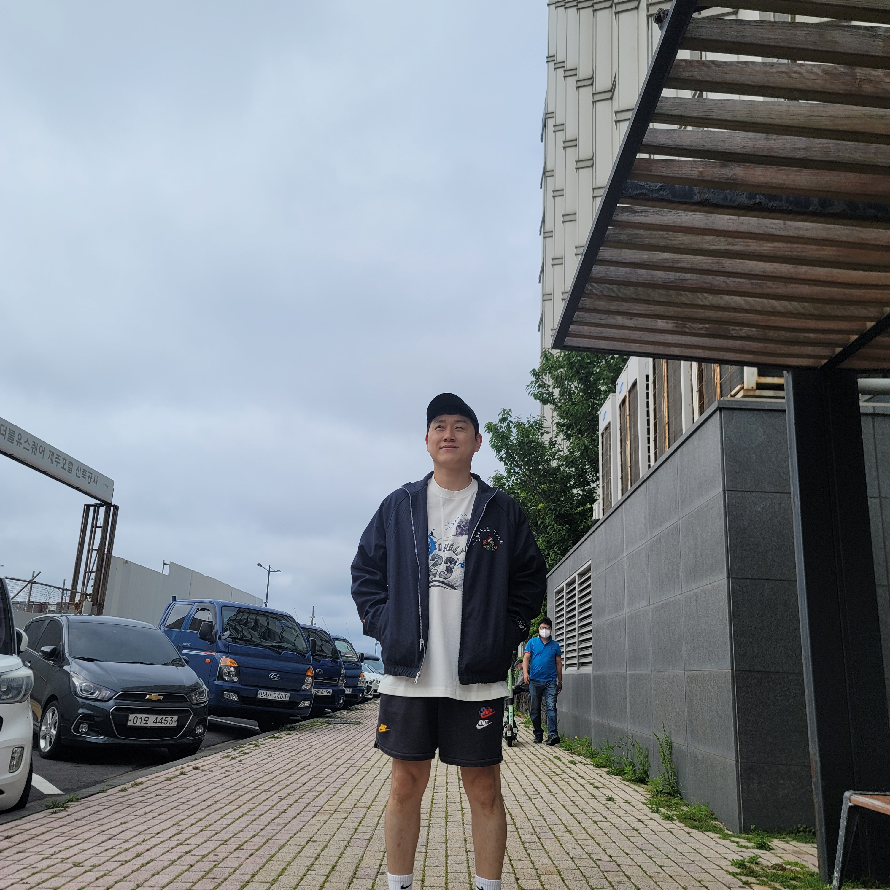 조던 x 트래비스 스캇 우븐 자켓 블랙 - 아시아, 조던 x 트래비스 스캇 x 프라그먼트 티셔츠 세일 (DJ0619-133) 착용 스타일 - 1