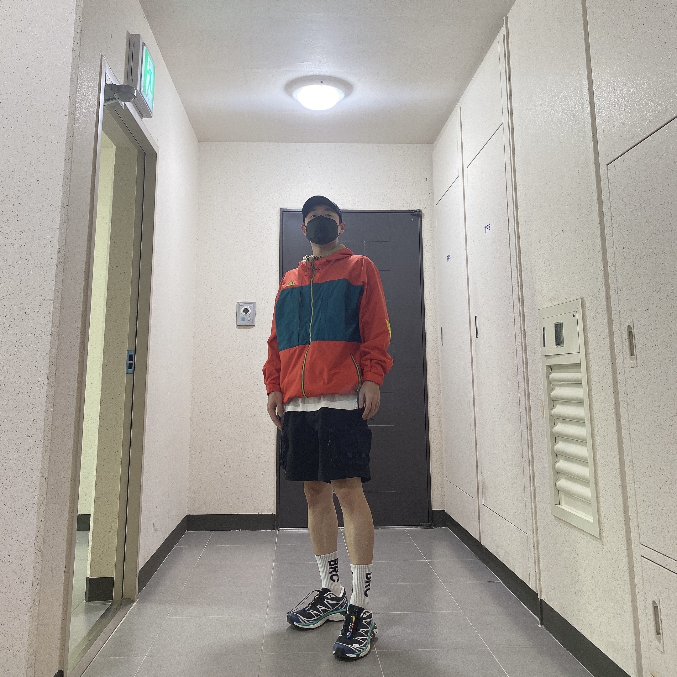 나이키 ACG 아노락 하바네로 레드 - US/EU, 나이키 ACG 카고 쇼츠 블랙 - US/EU 착용 스타일