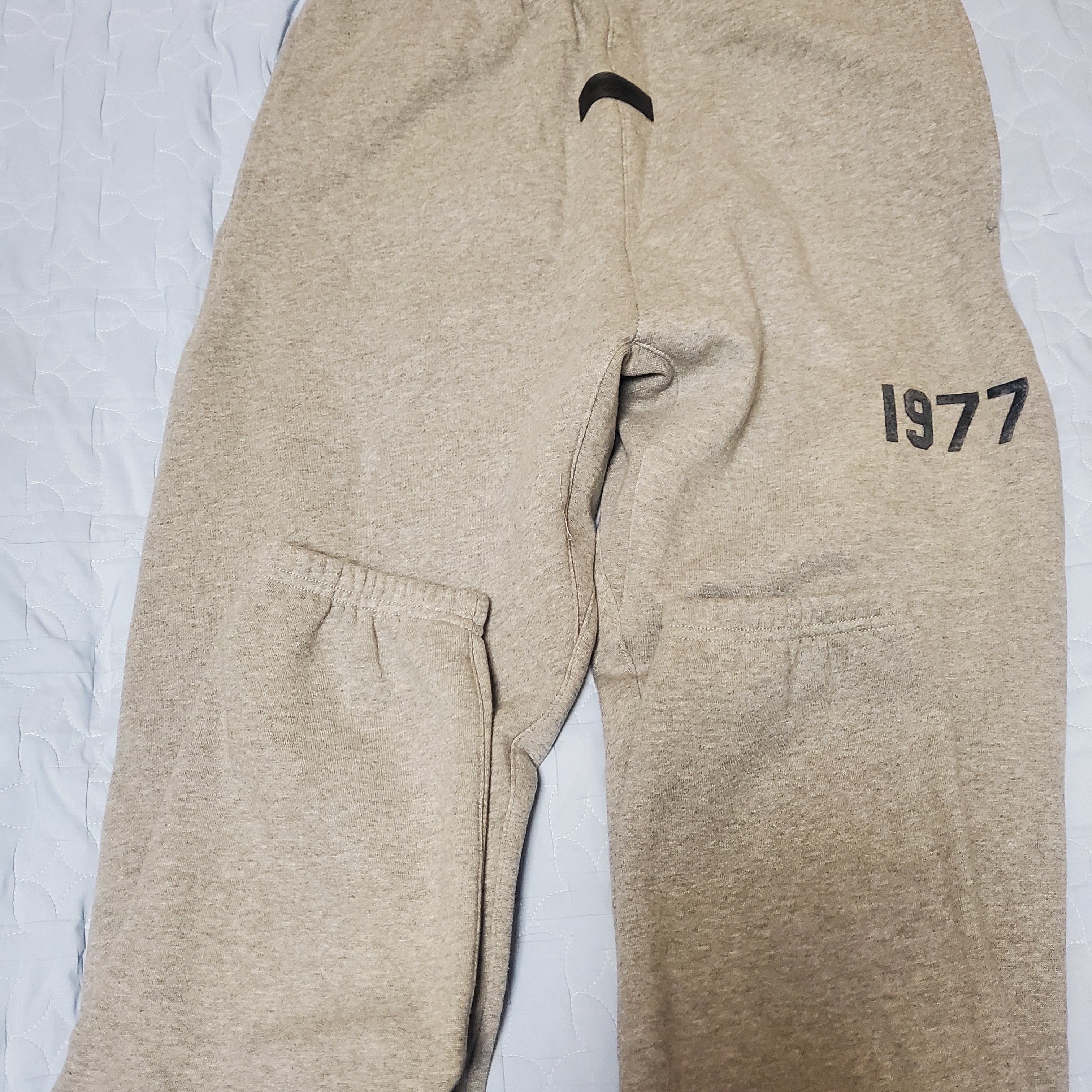 Essentials 1977 Sweatpants Dark Oatmeal - 22SS 착용 스타일
