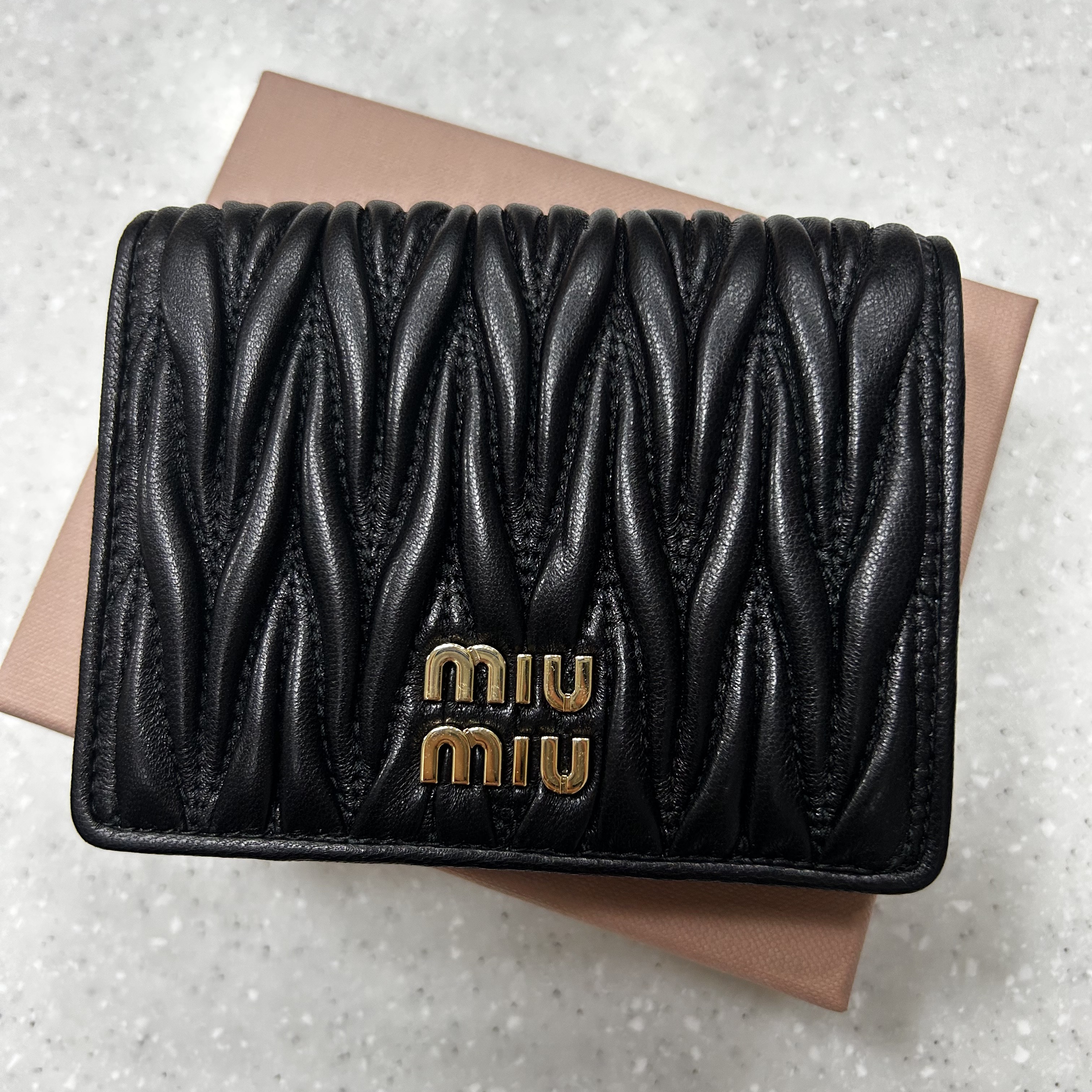 Miu Miu Matelasse Nappa Leather Wallet Black 착용 스타일