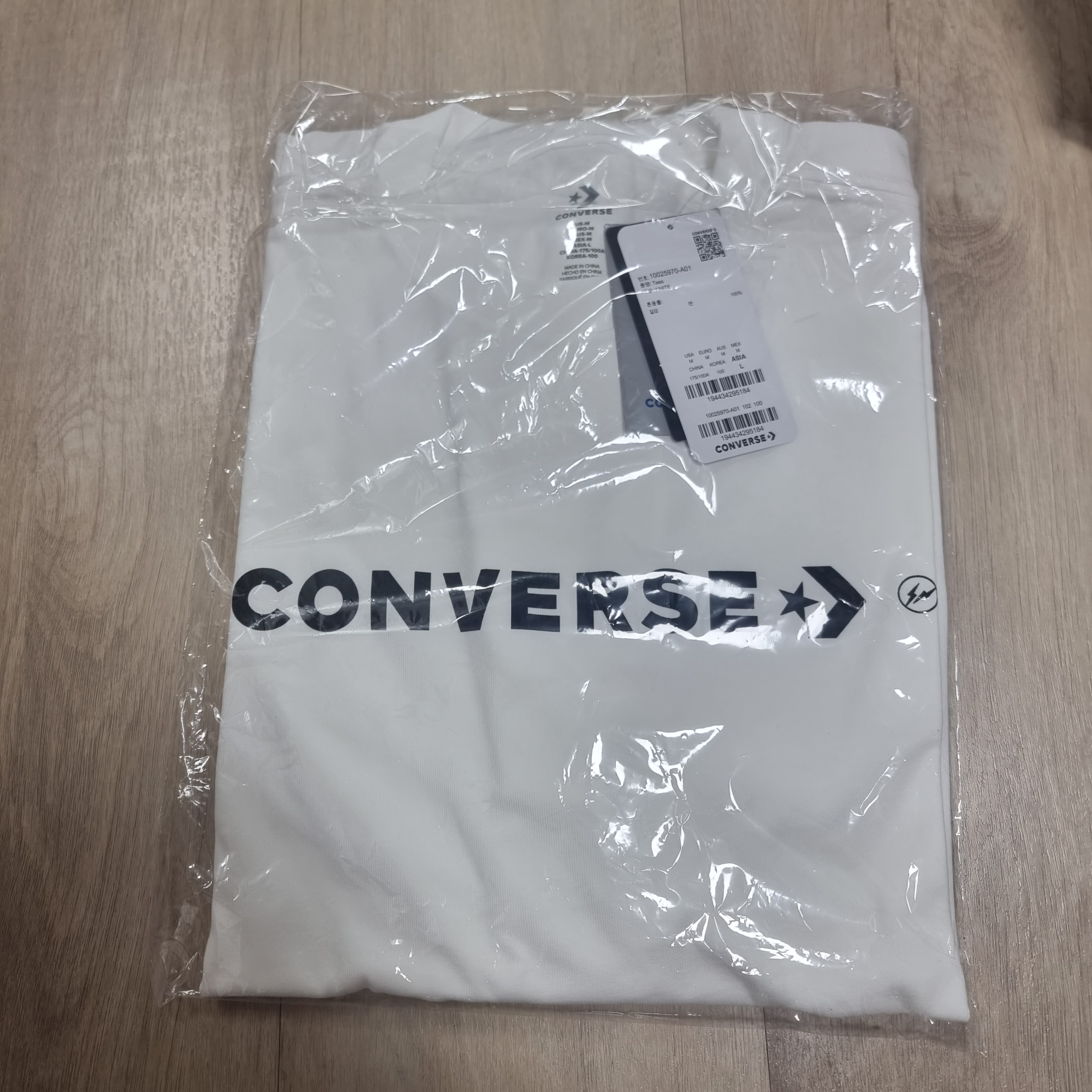 컨버스 x 프라그먼트 티셔츠 화이트 착용 스타일 - 1