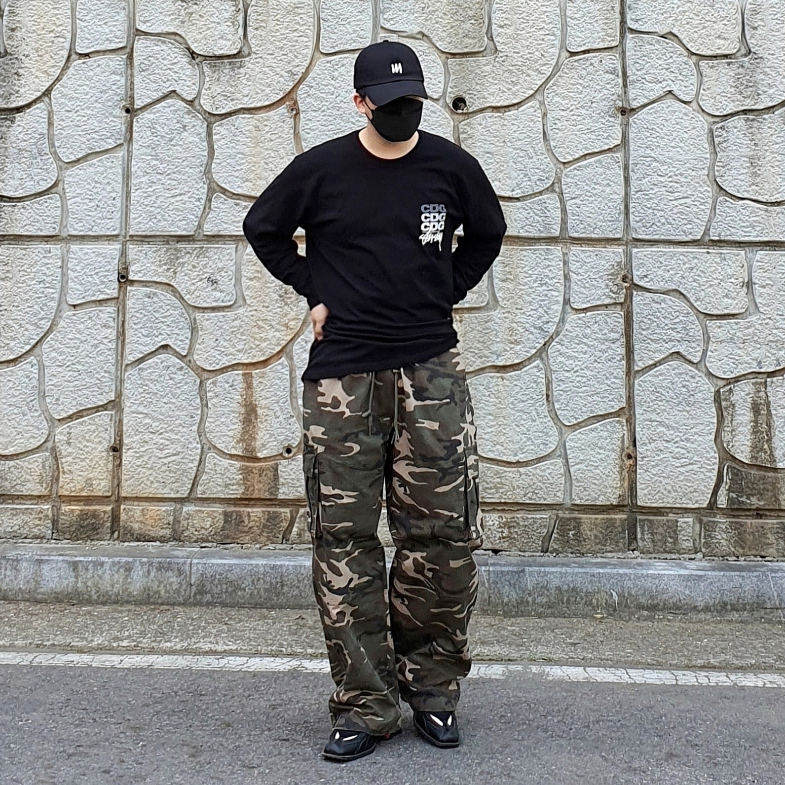 Stussy x CDG Dot LS T-Shirt Black, Nike x Martine Rose Shox MR4 Black 착용 스타일 - 2