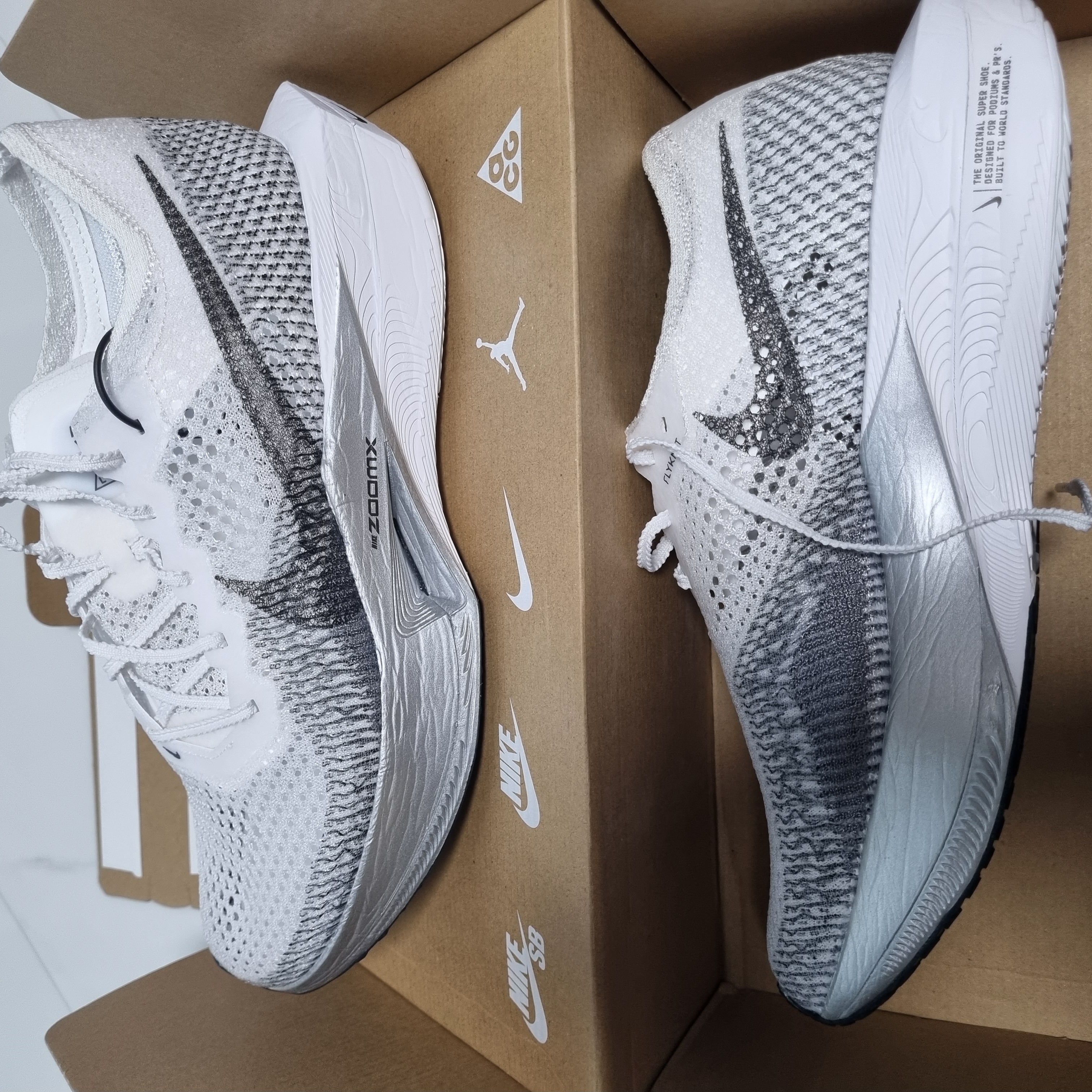 Nike ZoomX Vaporfly Next% 3 White Grey 착용 스타일 - 2