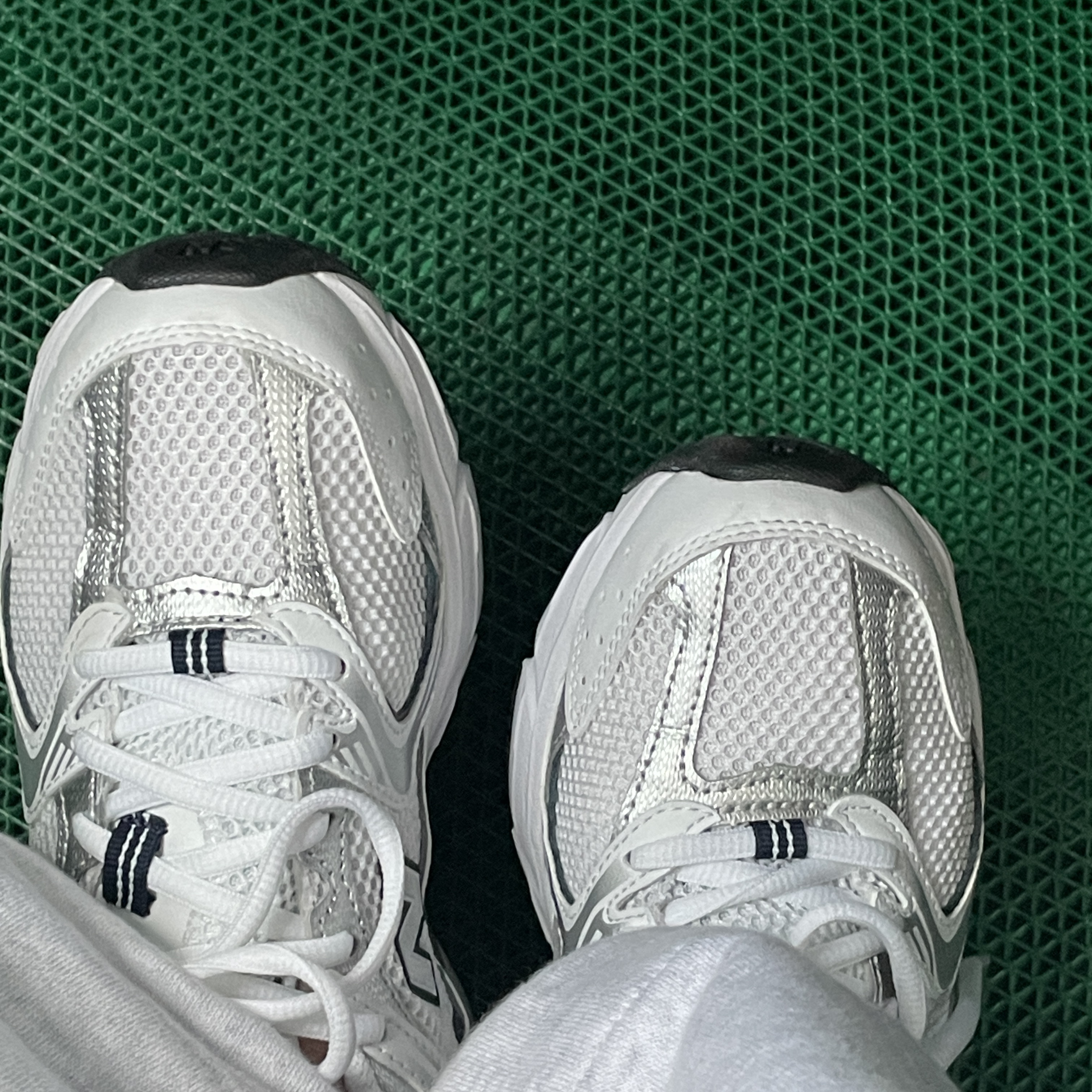 New Balance 530 White 착용 스타일