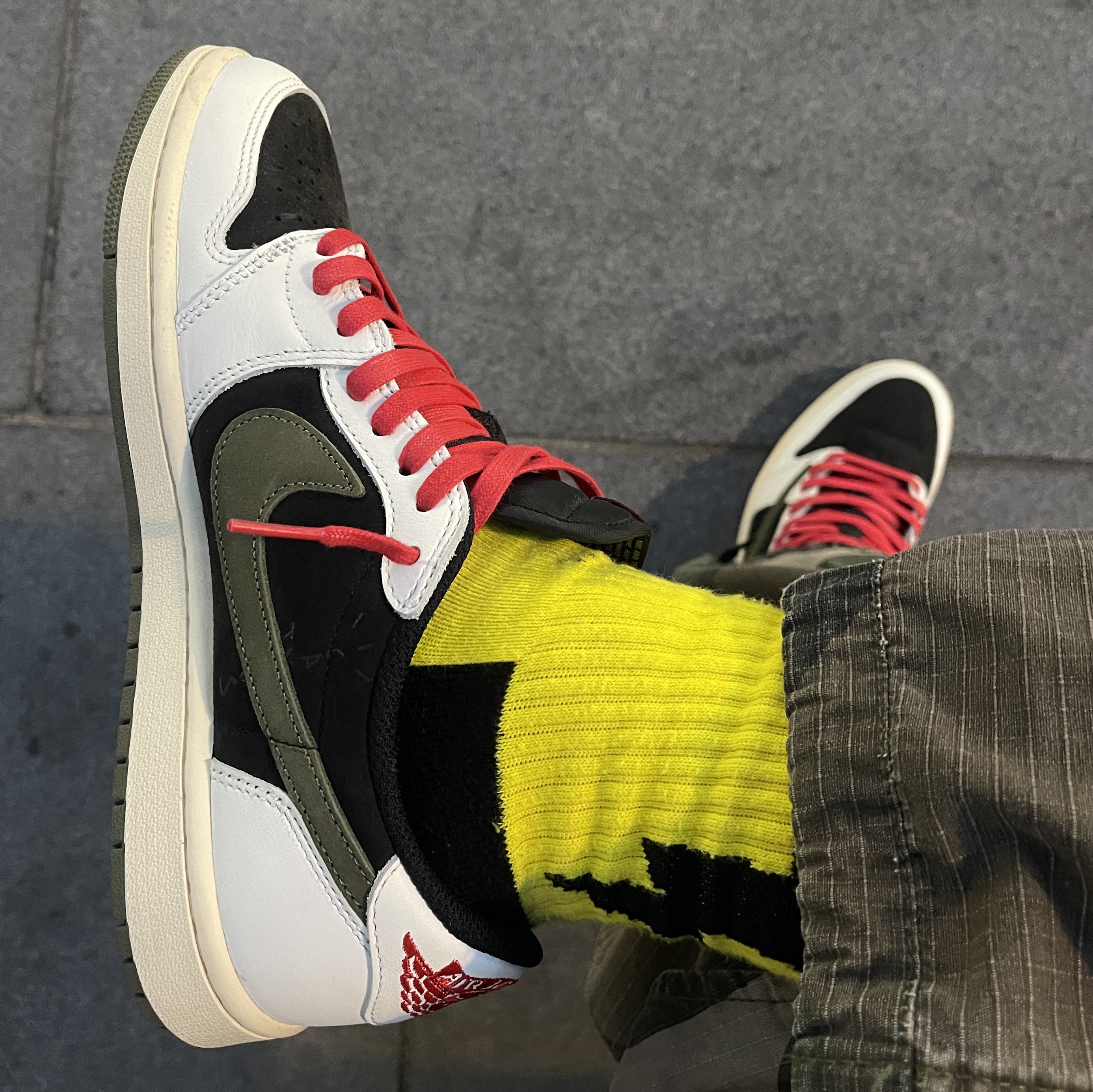 (W) Jordan 1 x Travis Scott Retro Low OG SP Medium Olive 착용 스타일 - 2