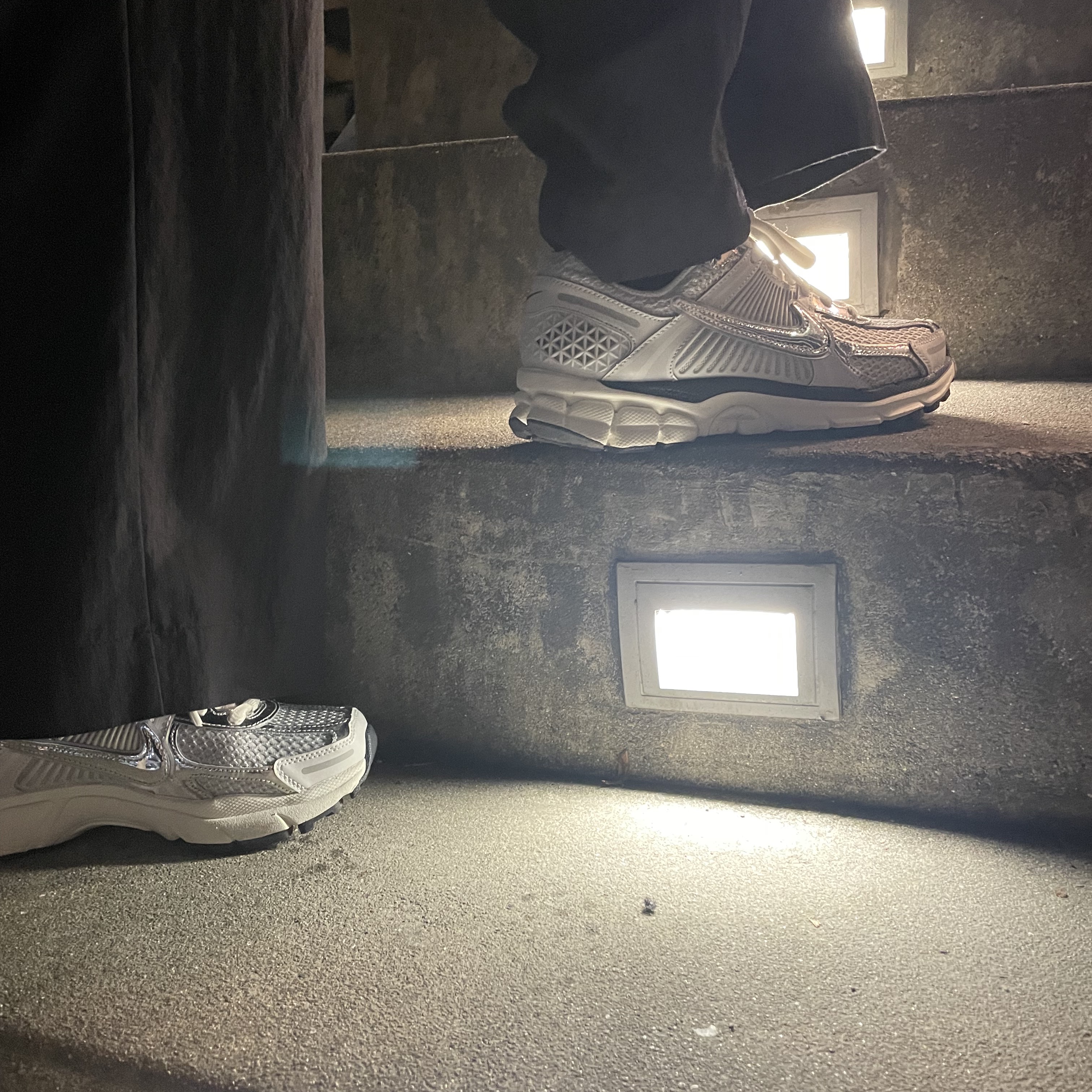 (W) Nike Zoom Vomero 5 Photon Dust and Metallic Silver 착용 스타일
