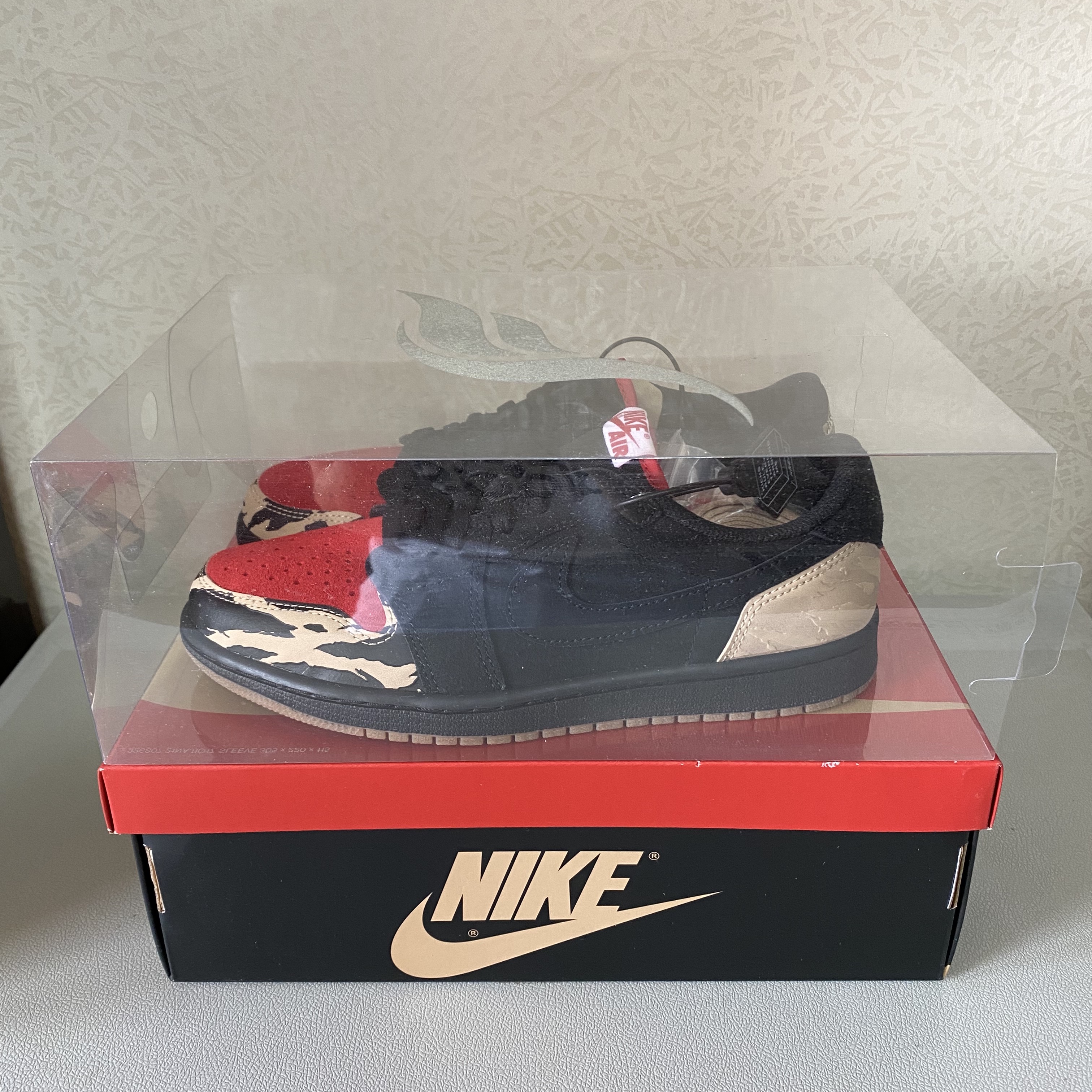 Jordan 1 x SoleFly Retro Low OG SP Black and Sport Red 착용 스타일