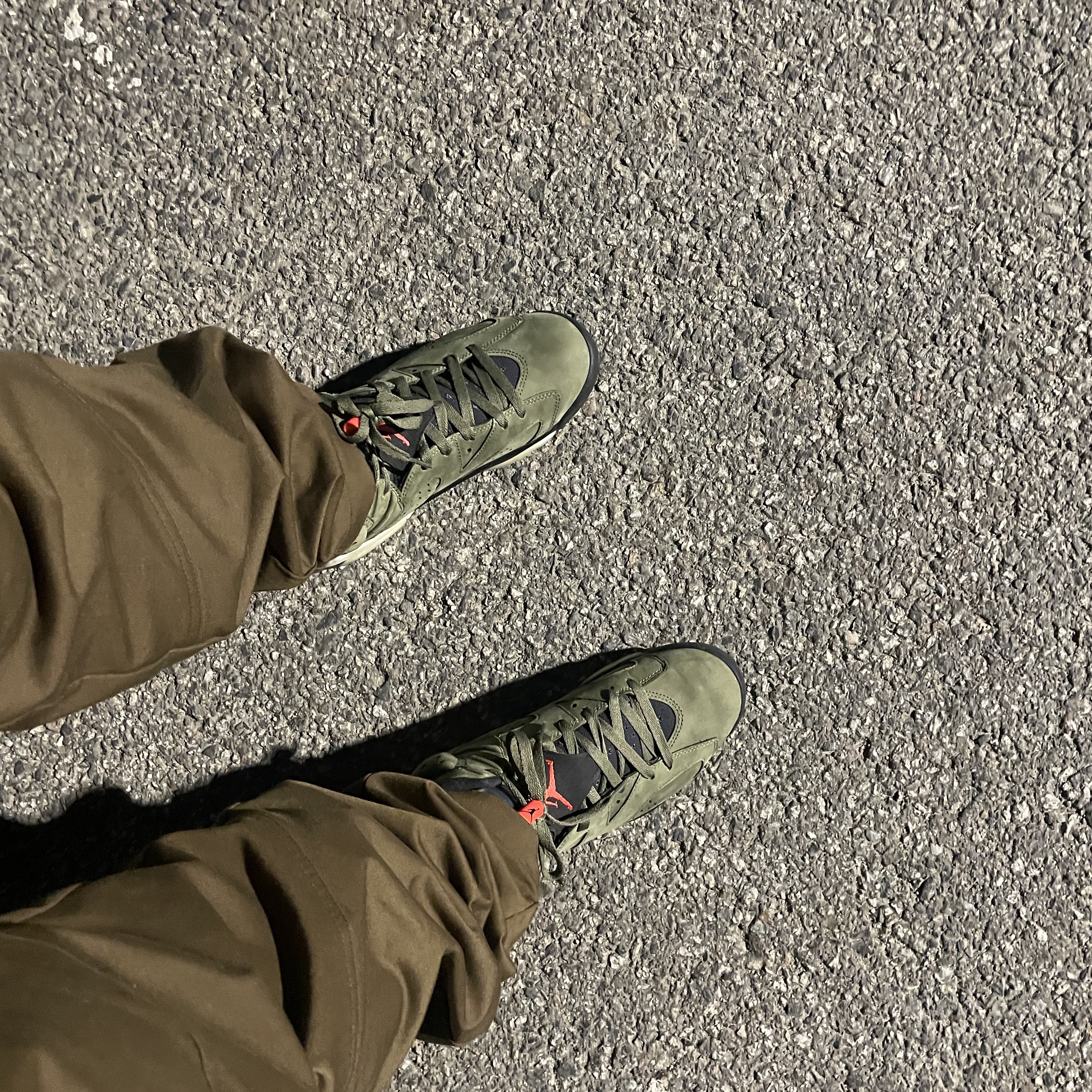 Jordan 6 x Travis Scott Retro SP British Khaki, Jordan 6 x Travis Scott Retro Olive 착용 스타일 - 2
