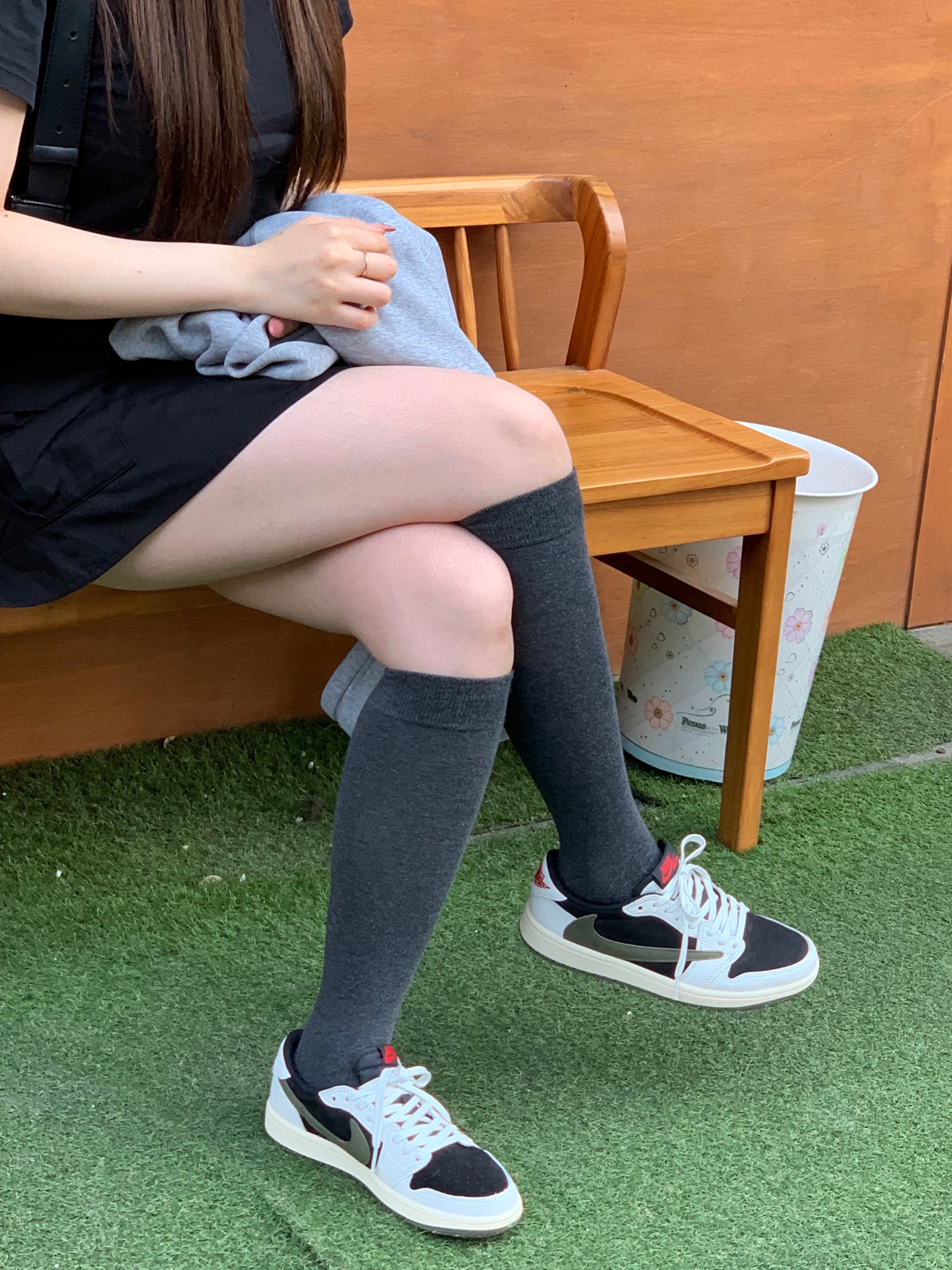 (W) Jordan 1 x Travis Scott Retro Low OG SP Medium Olive 착용 스타일 - 2