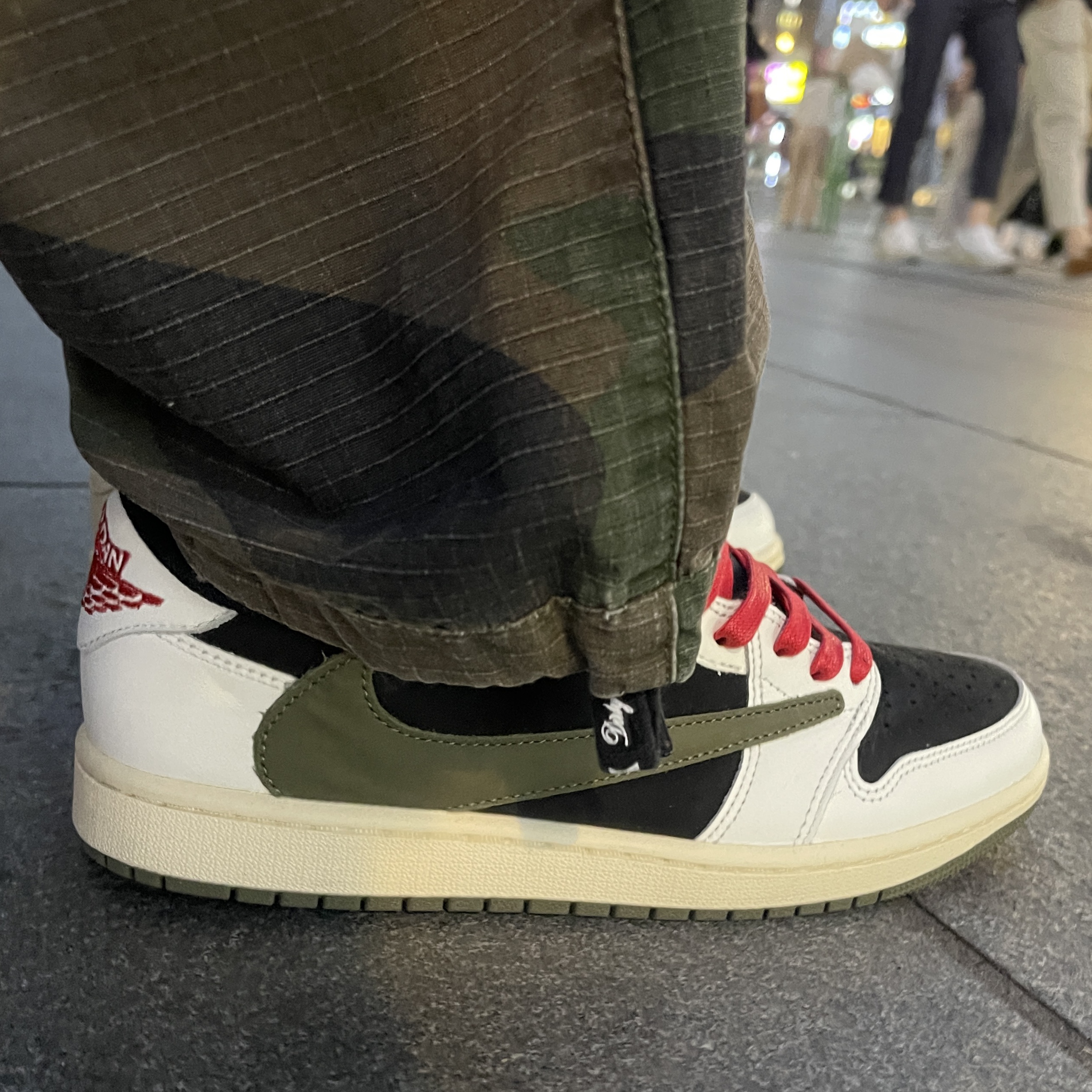 (W) Jordan 1 x Travis Scott Retro Low OG SP Medium Olive 착용 스타일 - 1