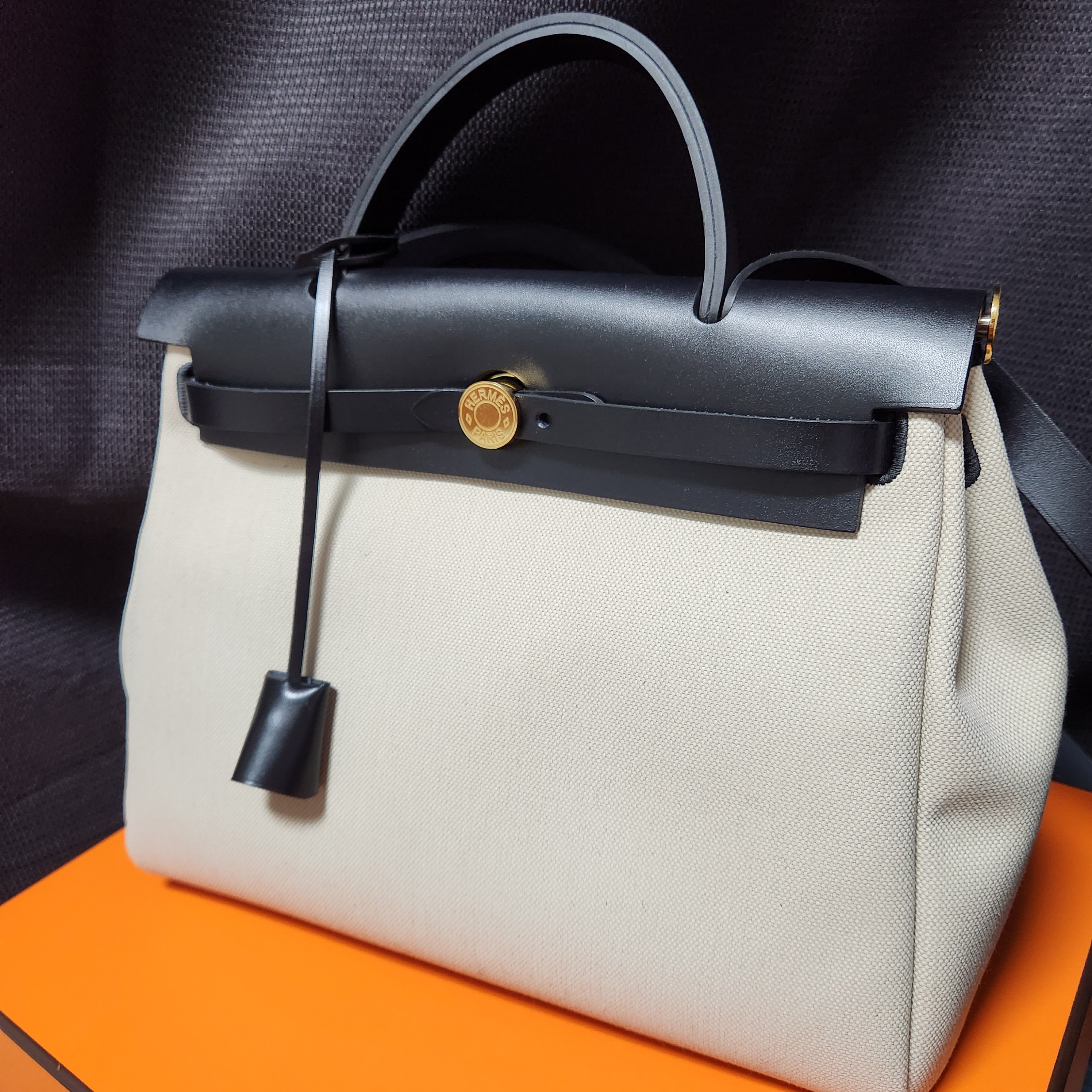 Hermes Herbag Zip 31 Bag Retourne & Gold Beton Noir 착용 스타일