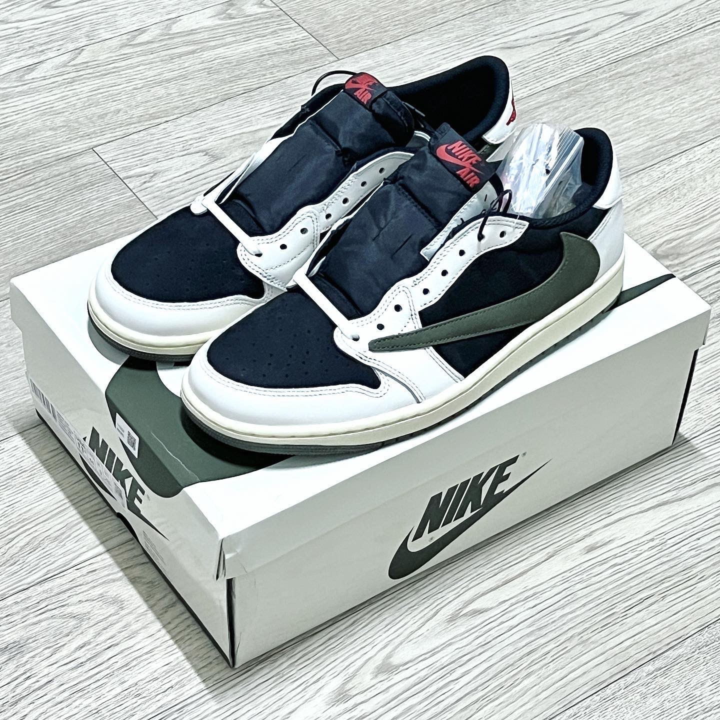(W) Jordan 1 x Travis Scott Retro Low OG SP Medium Olive 착용 스타일 - 3