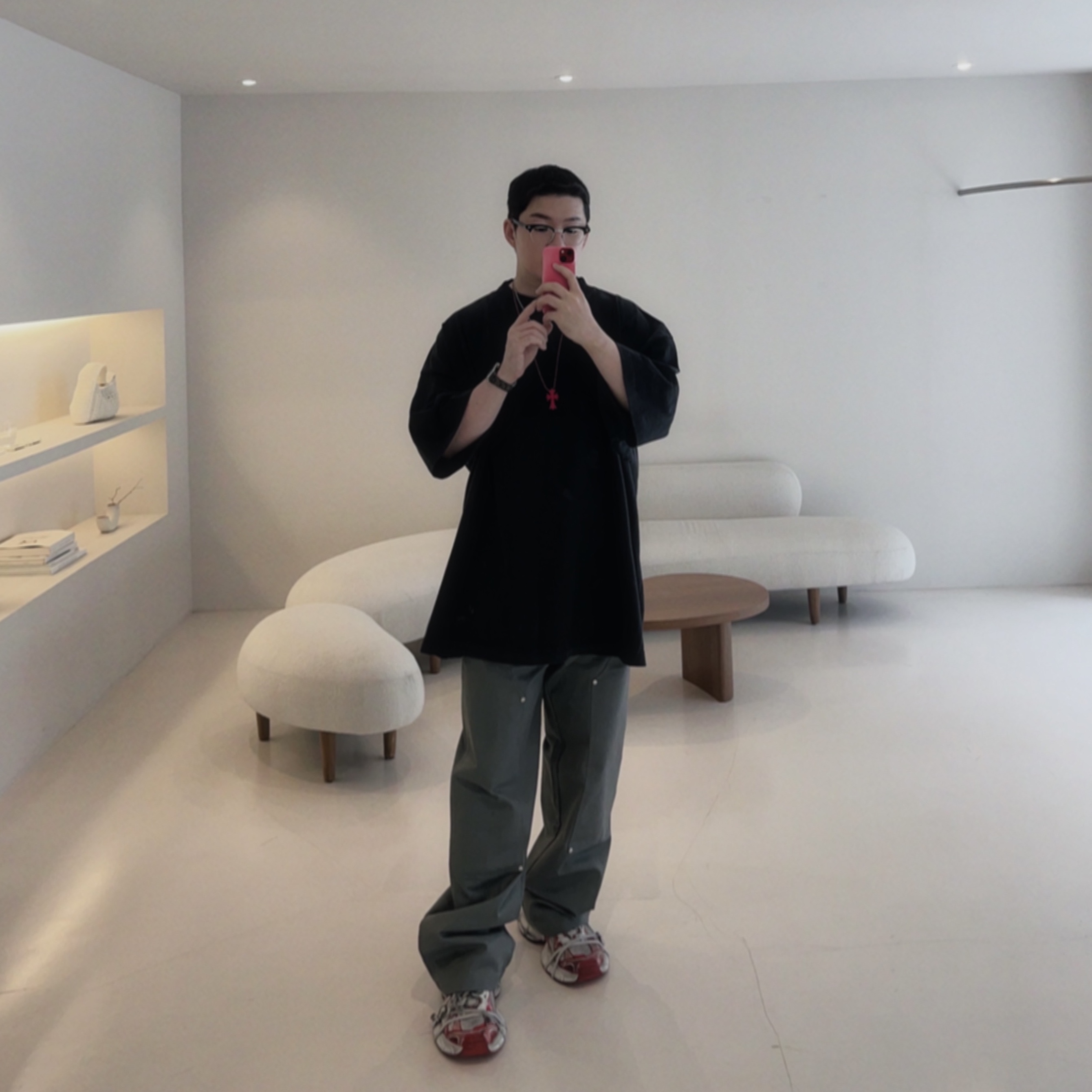 Balenciaga 3XL Sneakers White Red, Yeezy Gap Engineered By Balenciaga Dove 3/4 Sleeve T-Shirt Washed Black 착용 스타일