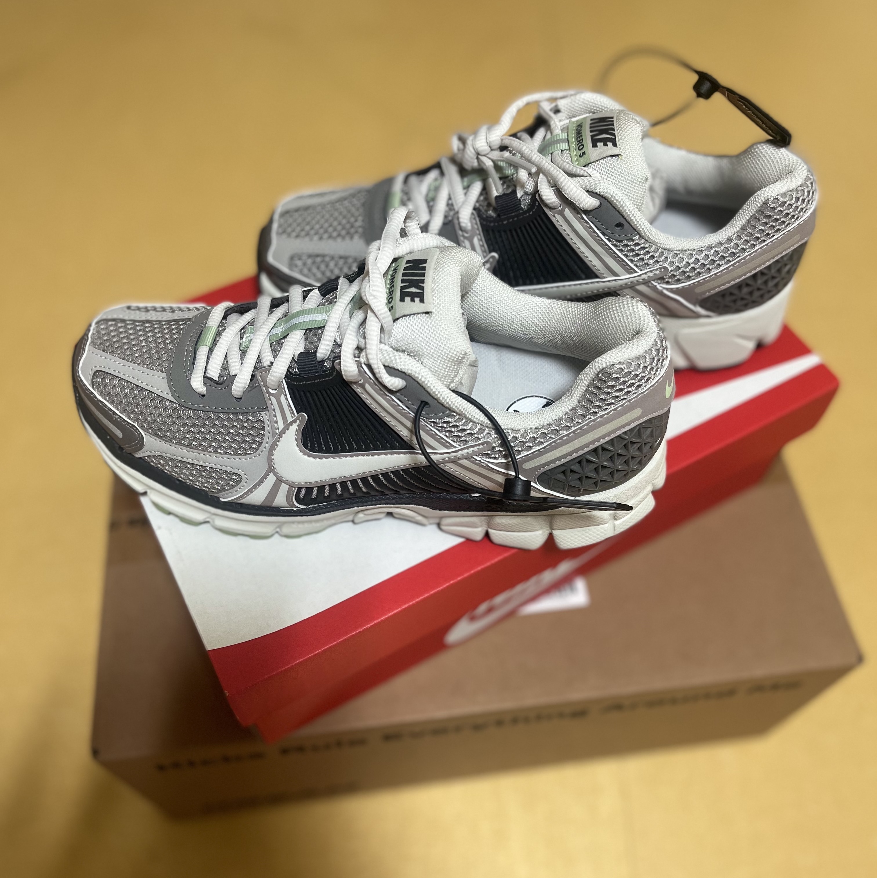 (W) Nike Zoom Vomero 5 Cobblestone and Flat Pewter 착용 스타일 - 2