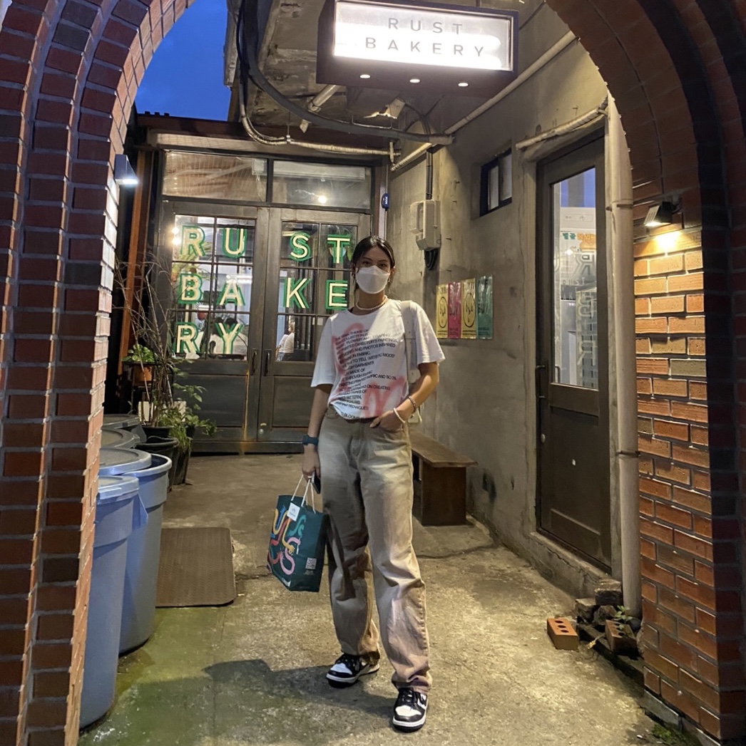 (GS) Nike Dunk Low Black, The Museum Visitor Heart Sprayed T-Shirt White 착용 스타일 - 1