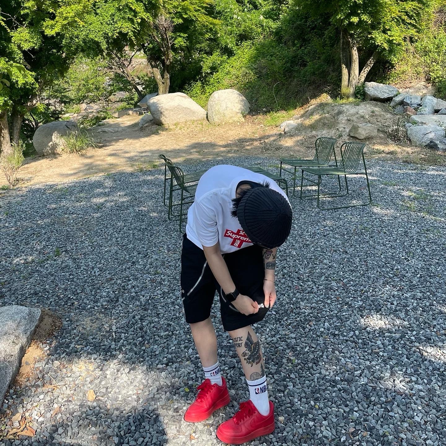 Supreme Cross Box Logo T-Shirt White - 20FW, Nike Air Force 1 '07 LV8 Low 1 Triple Red 착용 스타일 - 2