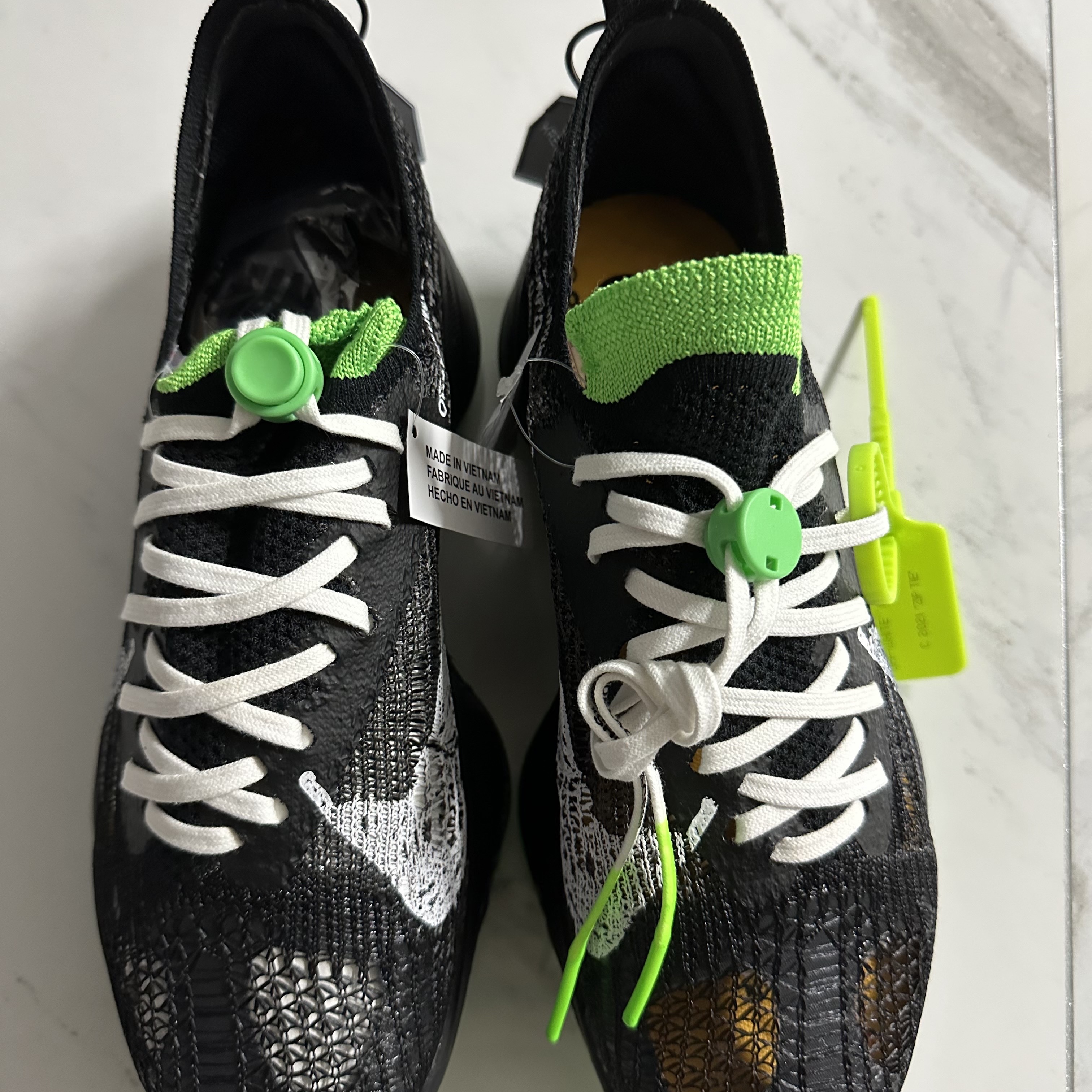 Nike x Off-White Air Zoom Tempo Next% Black 착용 스타일 - 2