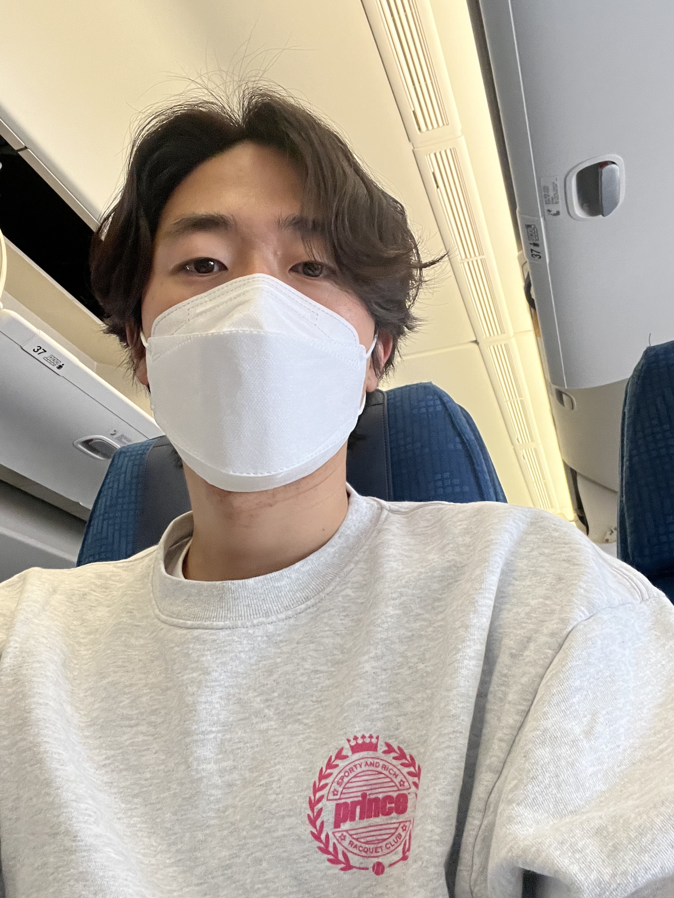 Sporty & Rich Prince Crest Crewneck Heather Grey 착용 스타일
