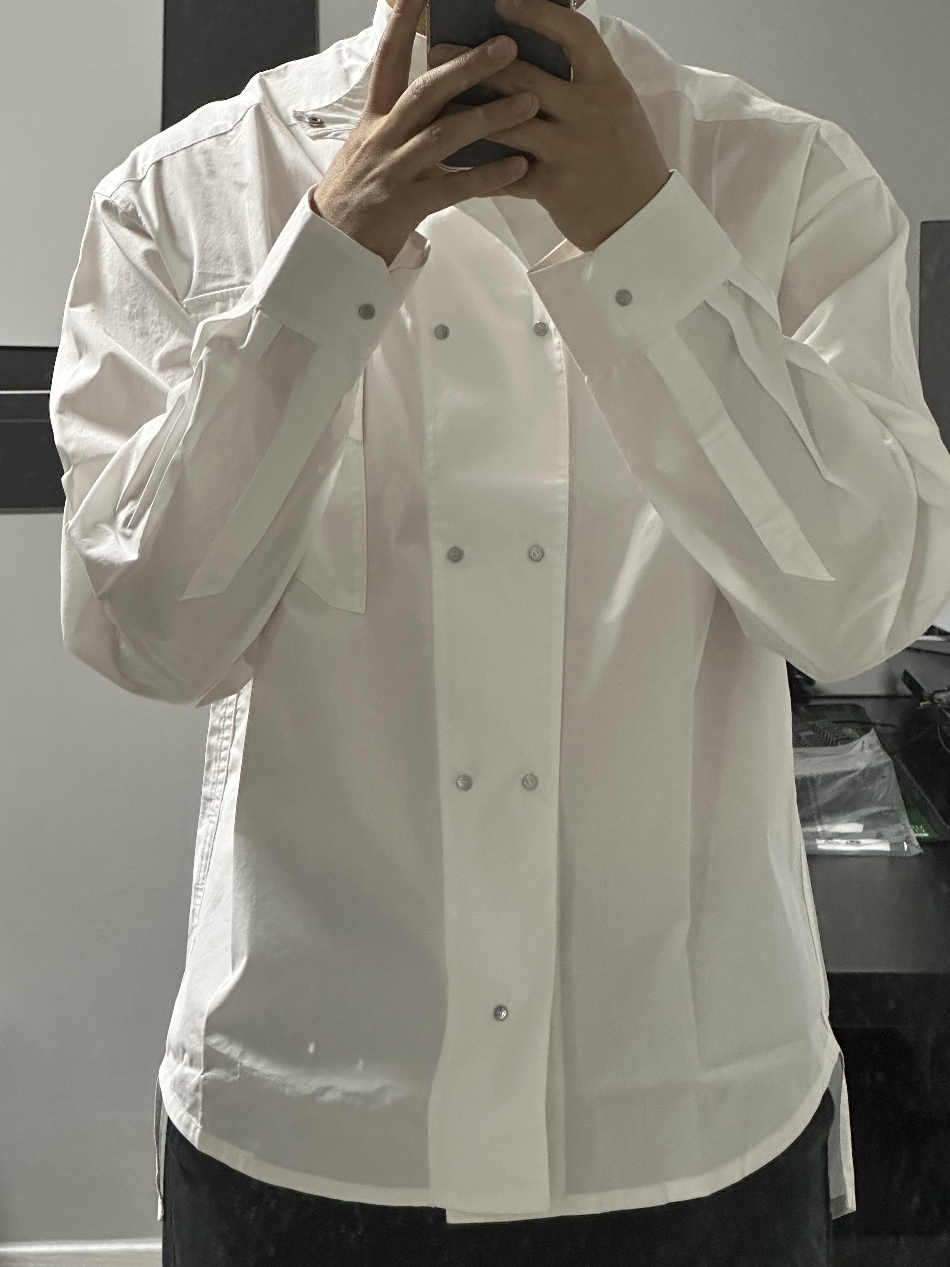 H&M x Mugler Double Breasted Poplin Shirt White 착용 스타일 - 1