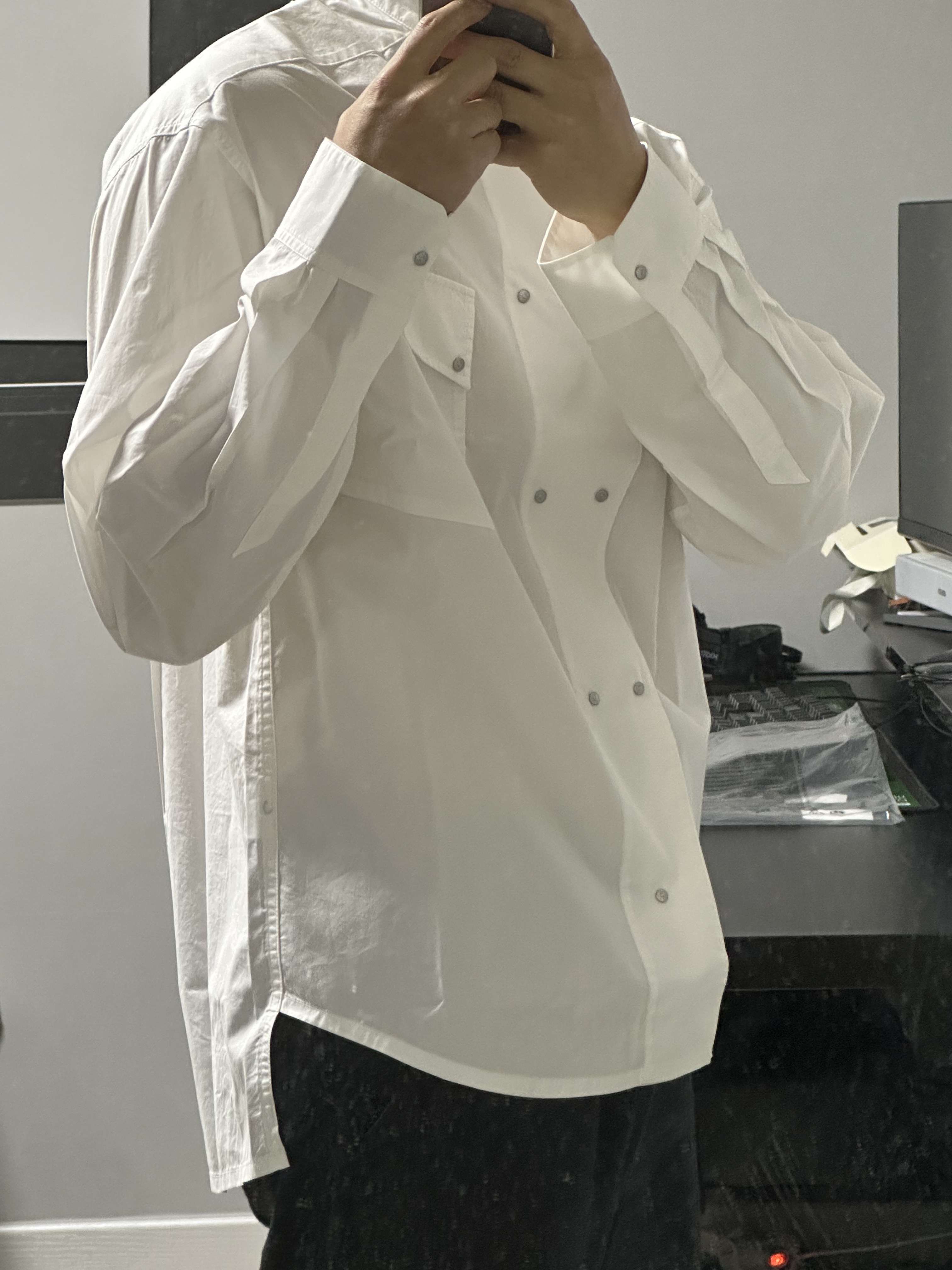 H&M x Mugler Double Breasted Poplin Shirt White 착용 스타일 - 2