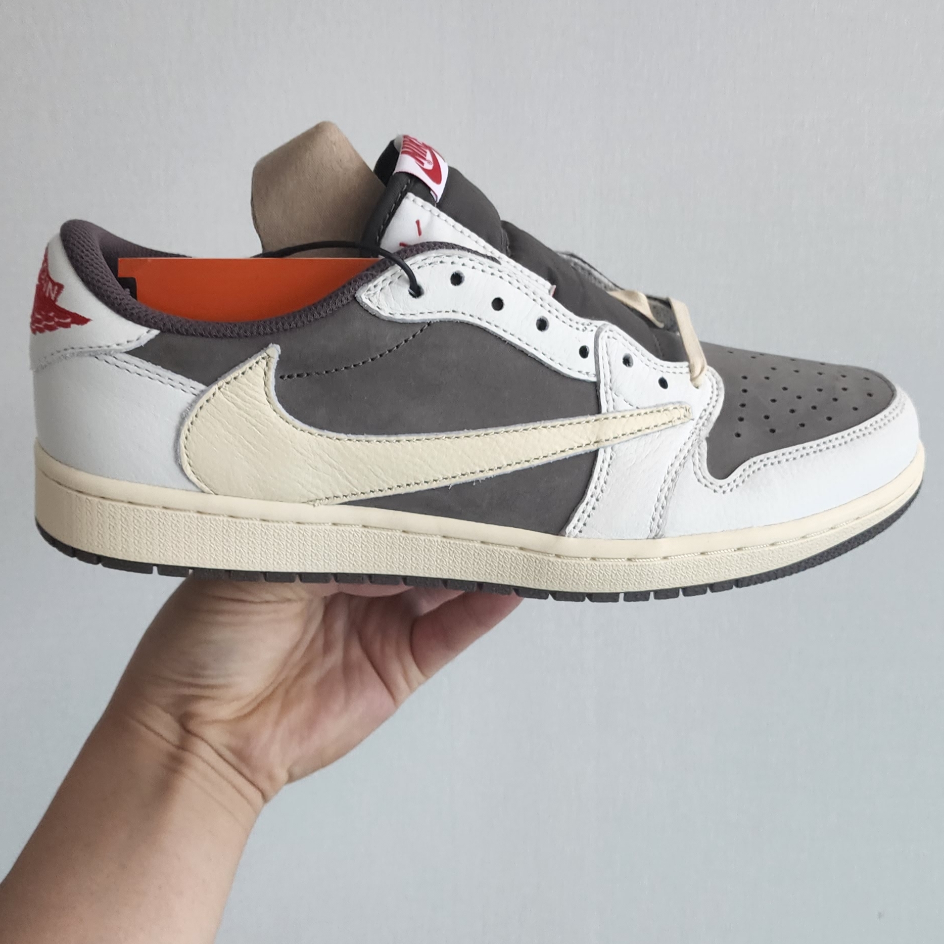 Jordan 1 x Travis Scott Retro Low OG SP Sail and Ridgerock 착용 스타일 - 1