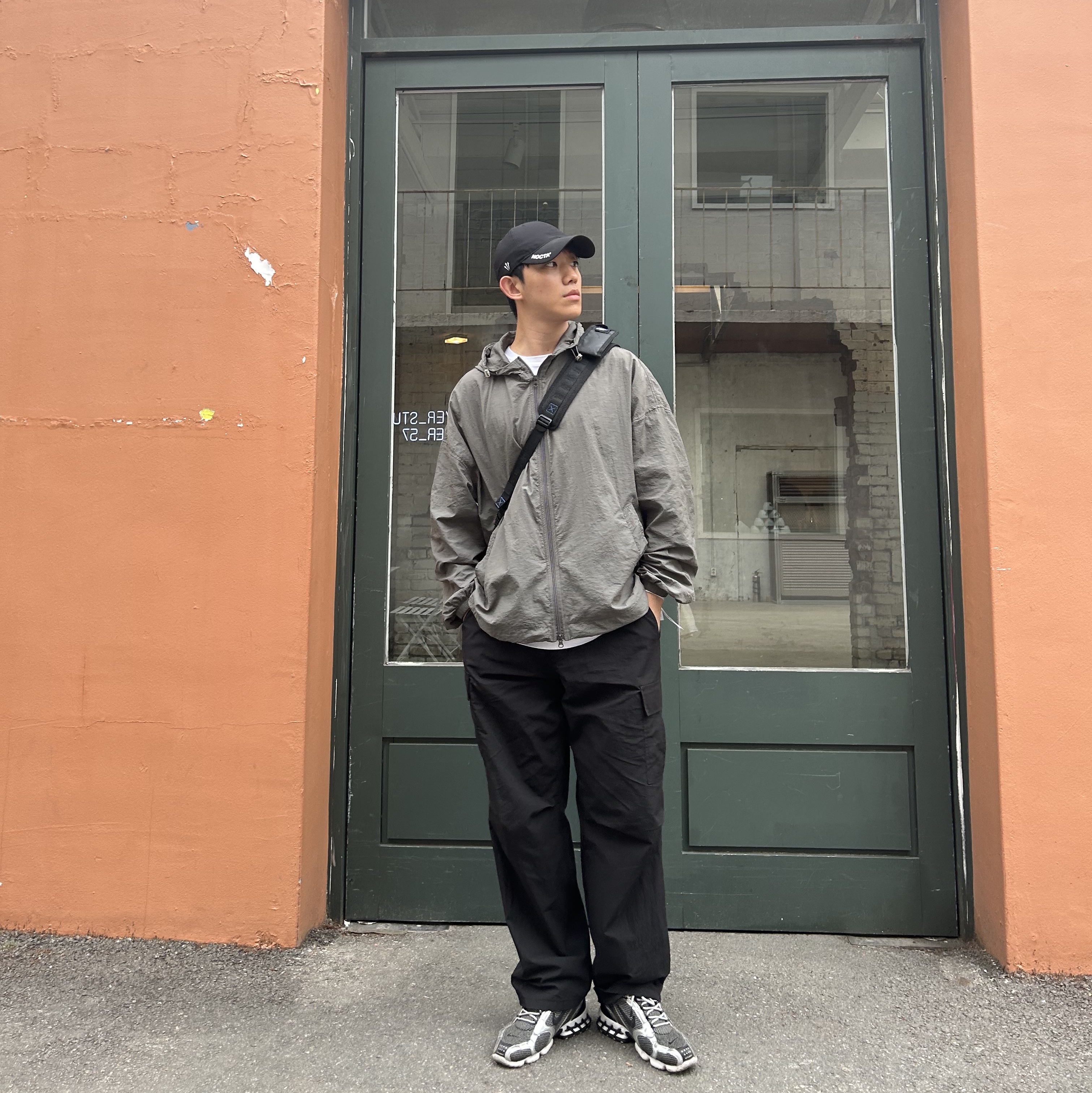 Nike x Drake Nocta Golf Cap Black, Ader Error x Eastpak Up-Down Sling Black 착용 스타일 - 1