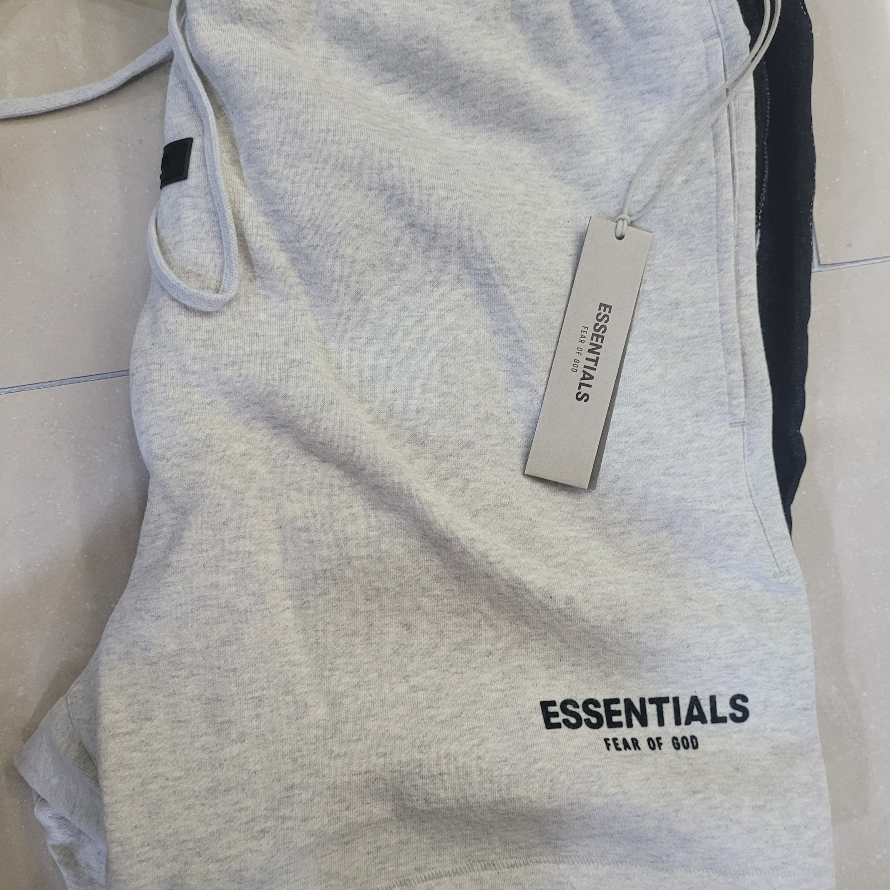 Essentials The Core Collection Sweatshorts Light Oatmeal 착용 스타일