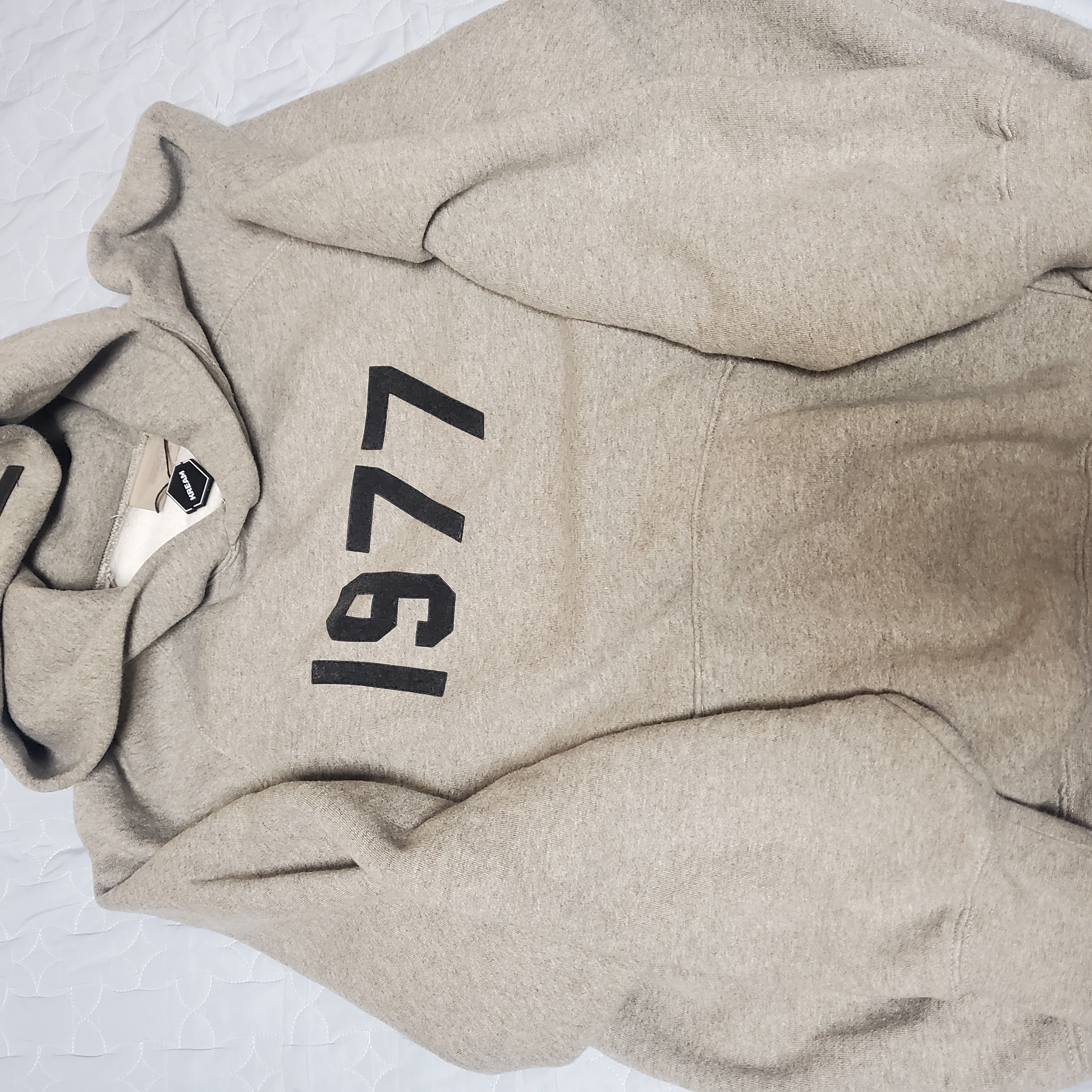Essentials 1977 Hoodie Dark Oatmeal - 22SS 착용 스타일