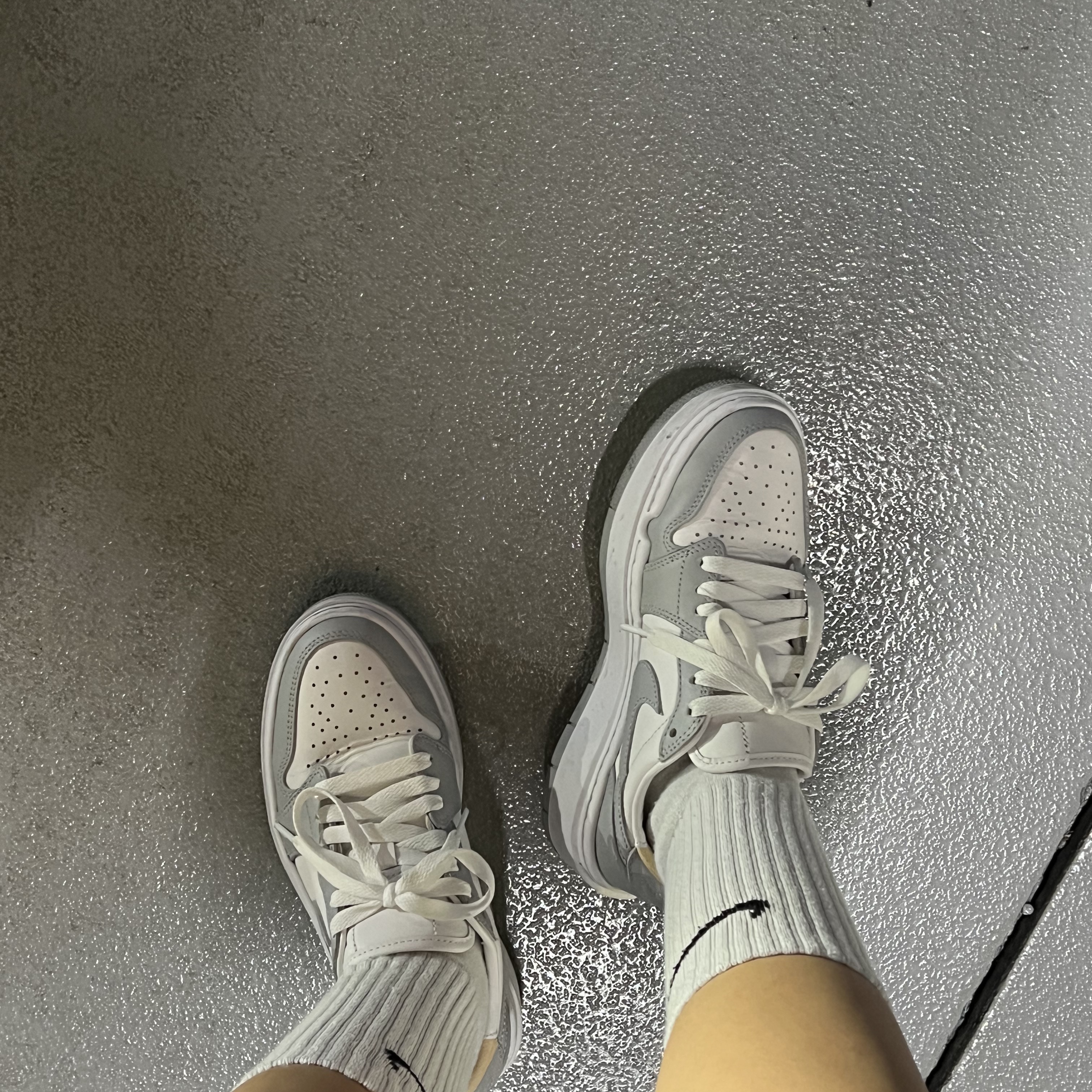 (W) Jordan 1 Elevate Low White and Wolf Grey 착용 스타일 - 2