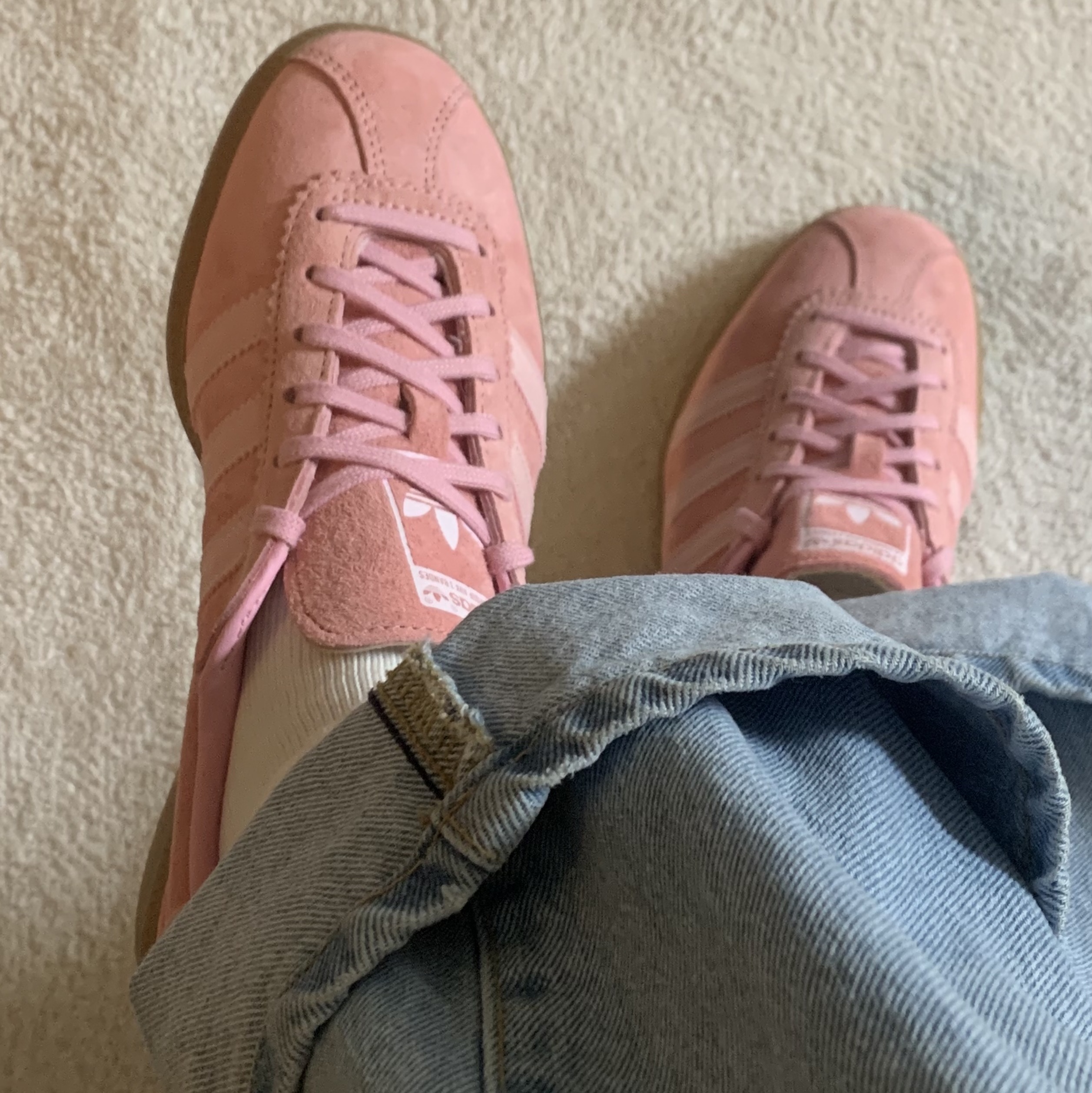 Adidas Bermuda Glow Pink 착용 스타일