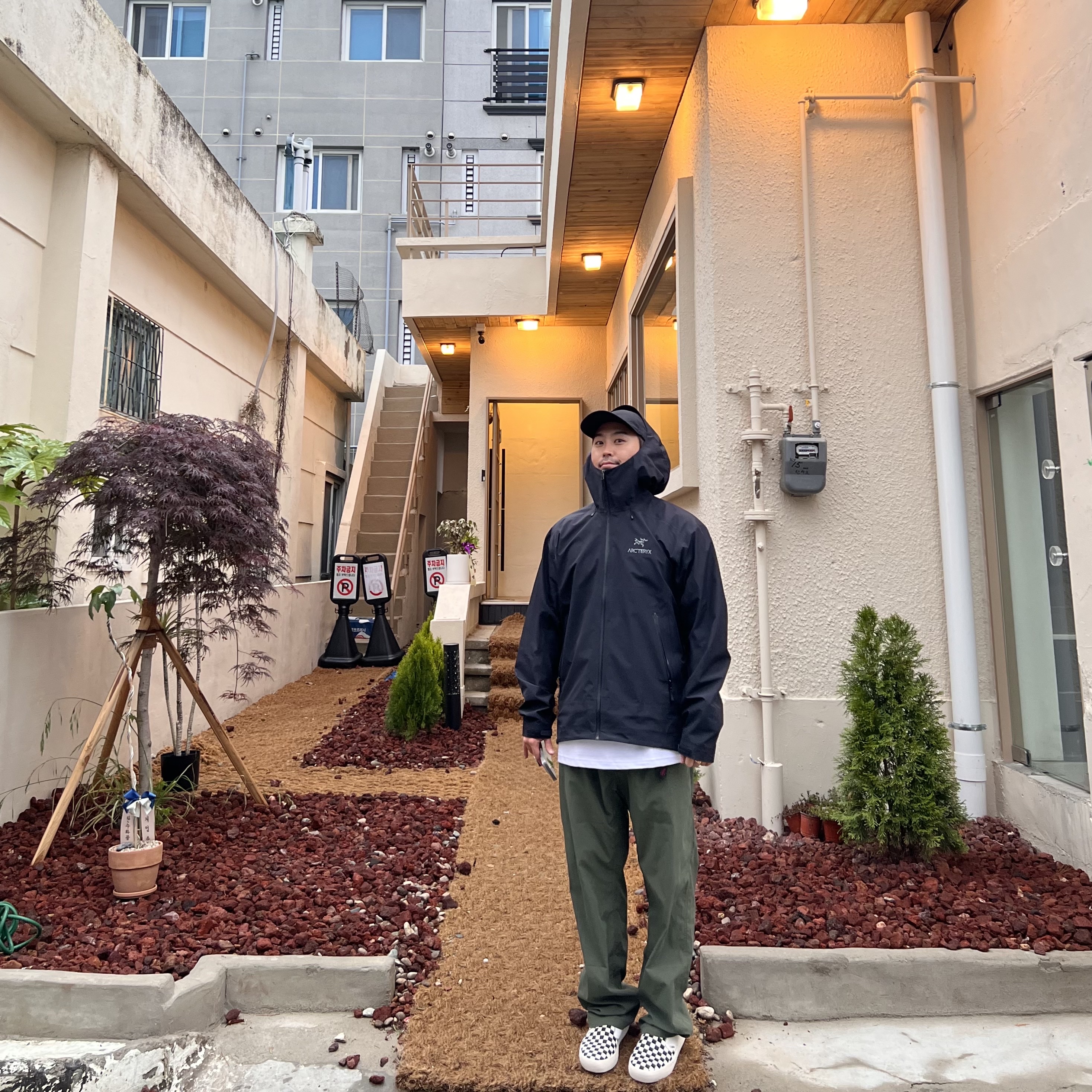 Vans Checkerboard Comfycush One Marshmallow, Arc'teryx Beta LT Jacket Black 착용 스타일