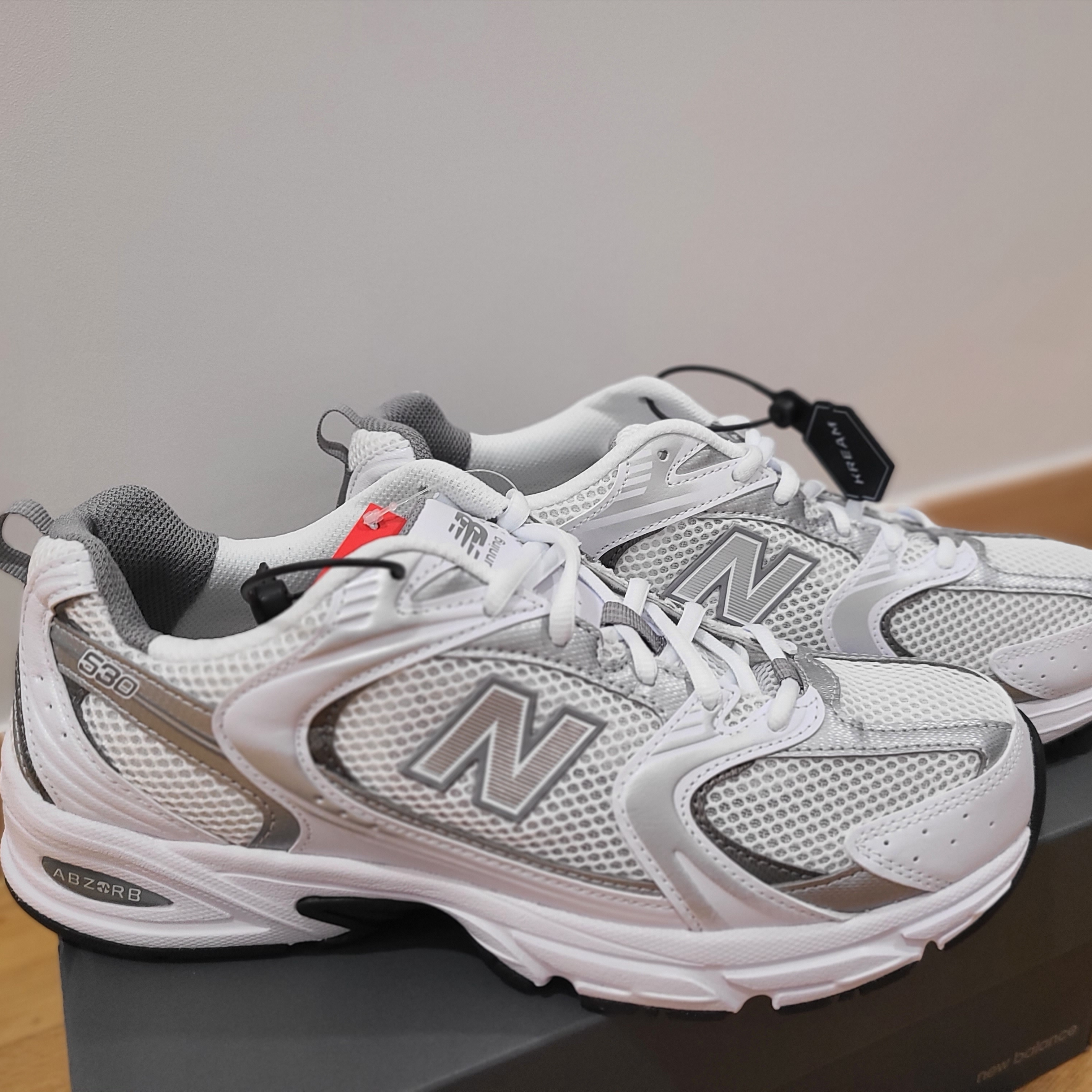 New Balance 530 White Silver 착용 스타일