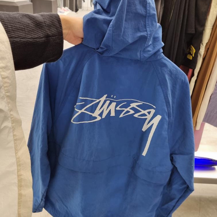 Stussy Wave Dye Beach Shell Jacket Cobalt 착용 스타일